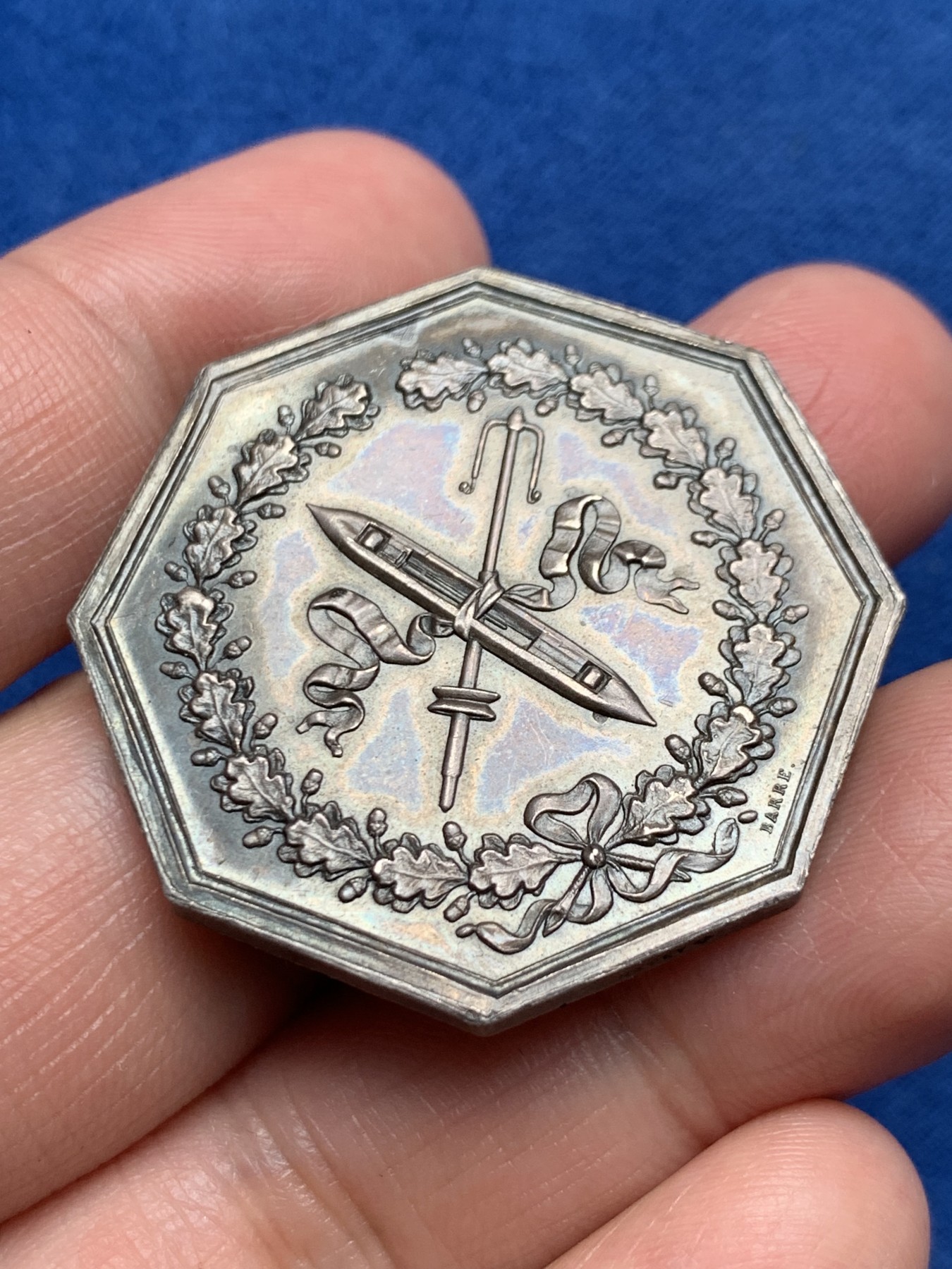 《竞宝斋》第250场-周日，周一 ，周二3场连拍 (全场包邮) 法国八角银质代币，亚麻行业专柜商业公司，19.95g，36.6mm，1860-1879年蜜蜂边铭