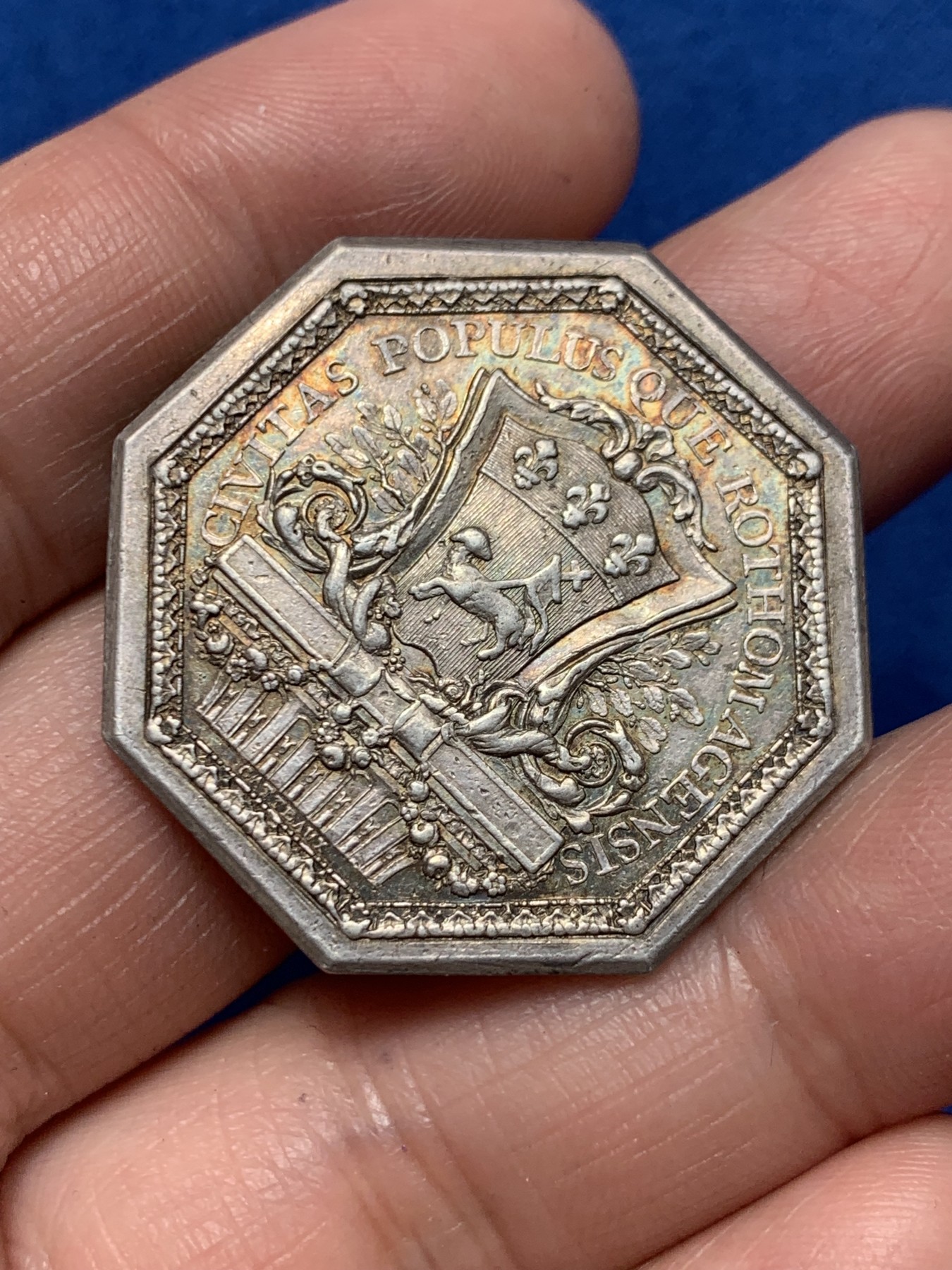 《竞宝斋》第250场-周日，周一 ，周二3场连拍 (全场包邮) 法国1779年带有鲁昂市市长Nicolas-Antoine Bigot纹章的八角银质代币，16.39g，34.2mm，早期无边铭