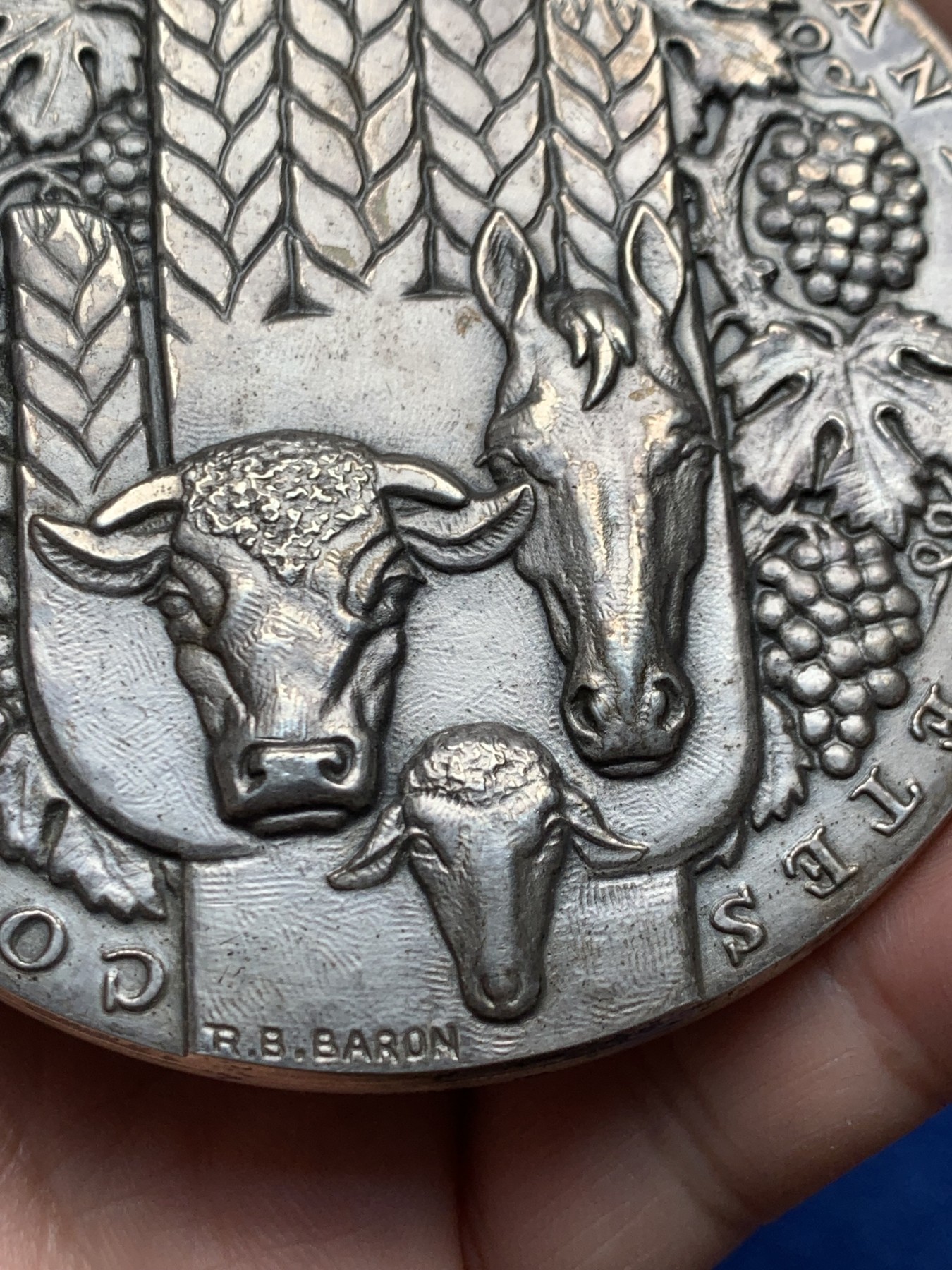 《竞宝斋》第250场-周日，周一 ，周二3场连拍 (全场包邮) 法国欧洲农业互助信贷银行镀银铜章，291.81g，82mm，丰饶角铜标边铭