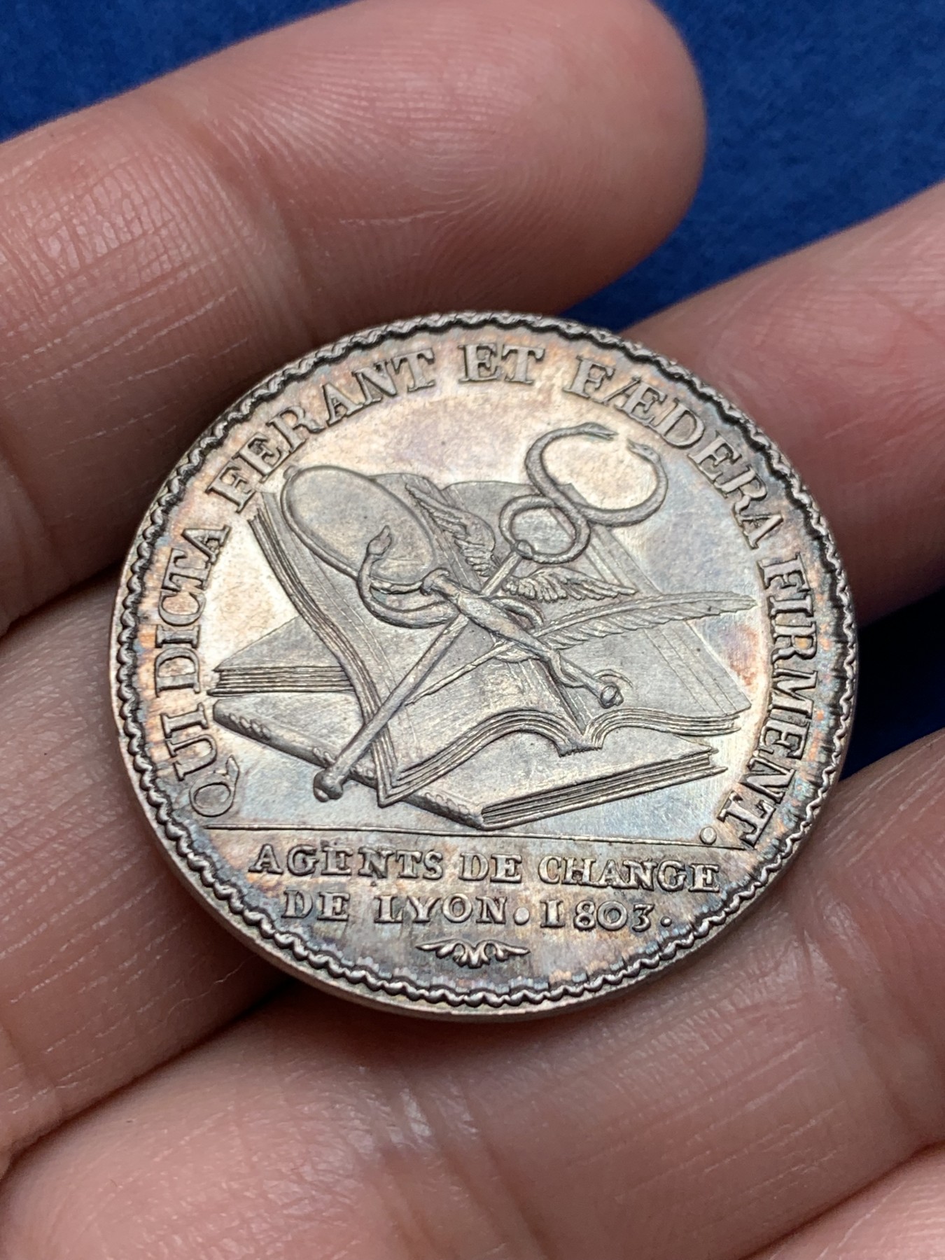 《竞宝斋》第250场-周日，周一 ，周二3场连拍 (全场包邮) 法国拿破仑里昂股票经纪人代币，19.55g，31.8mm，手指边铭，小巧厚重