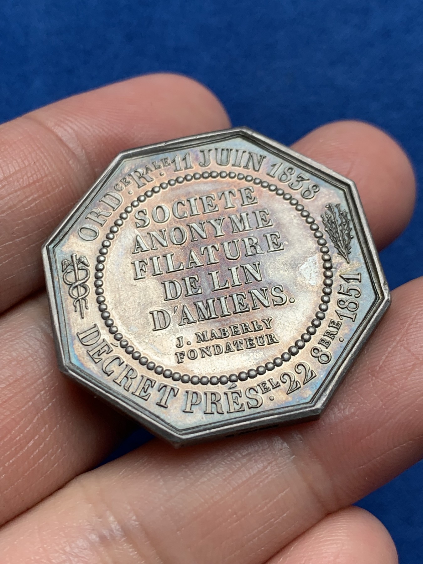 《竞宝斋》第250场-周日，周一 ，周二3场连拍 (全场包邮) 法国1851年八角银质代币，亚眠城镇亚麻纺纱，19.19g，34.3mm，手指边铭