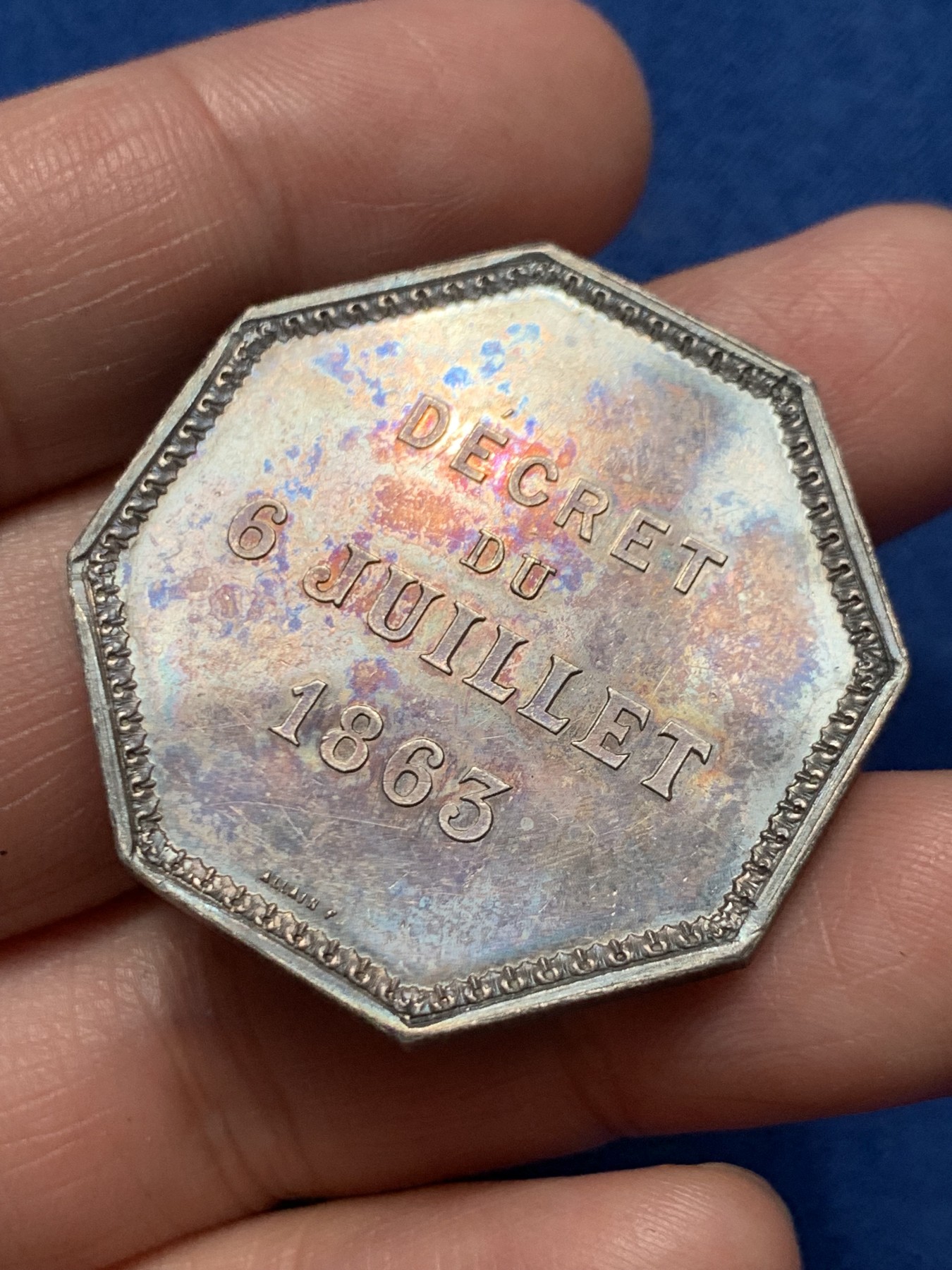 《竞宝斋》第250场-周日，周一 ，周二3场连拍 (全场包邮) 法国1863年存款和活期账户公司八角银代币，和歌剧院建筑八角同公司，21.15g，37.3mm，蜜蜂边铭