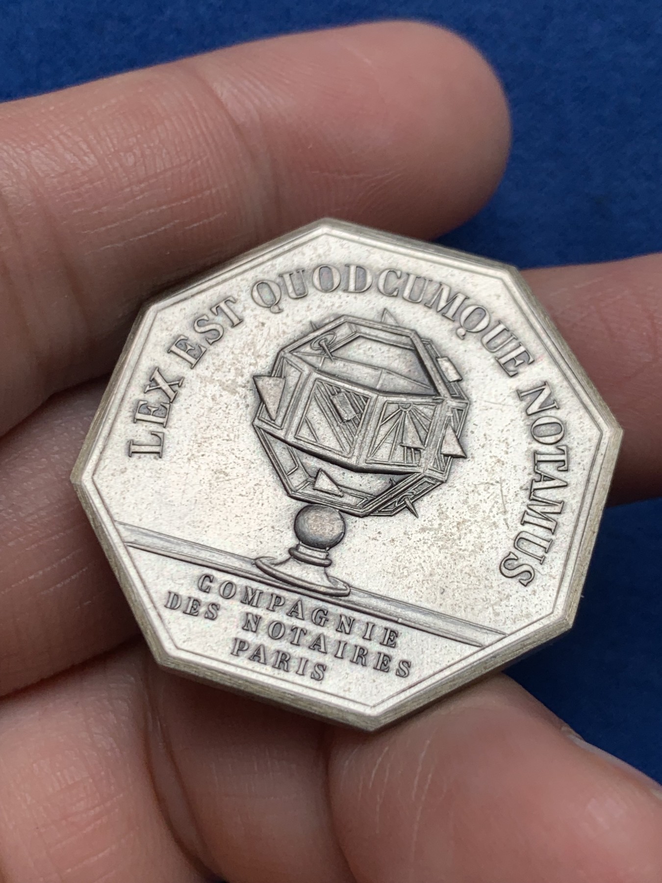 《竞宝斋》第250场-周日，周一 ，周二3场连拍 (全场包邮) 法国1976年巴黎公证人八角银章，19.49g，33mm，丰饶角1带星边铭，这种边铭含银0.925