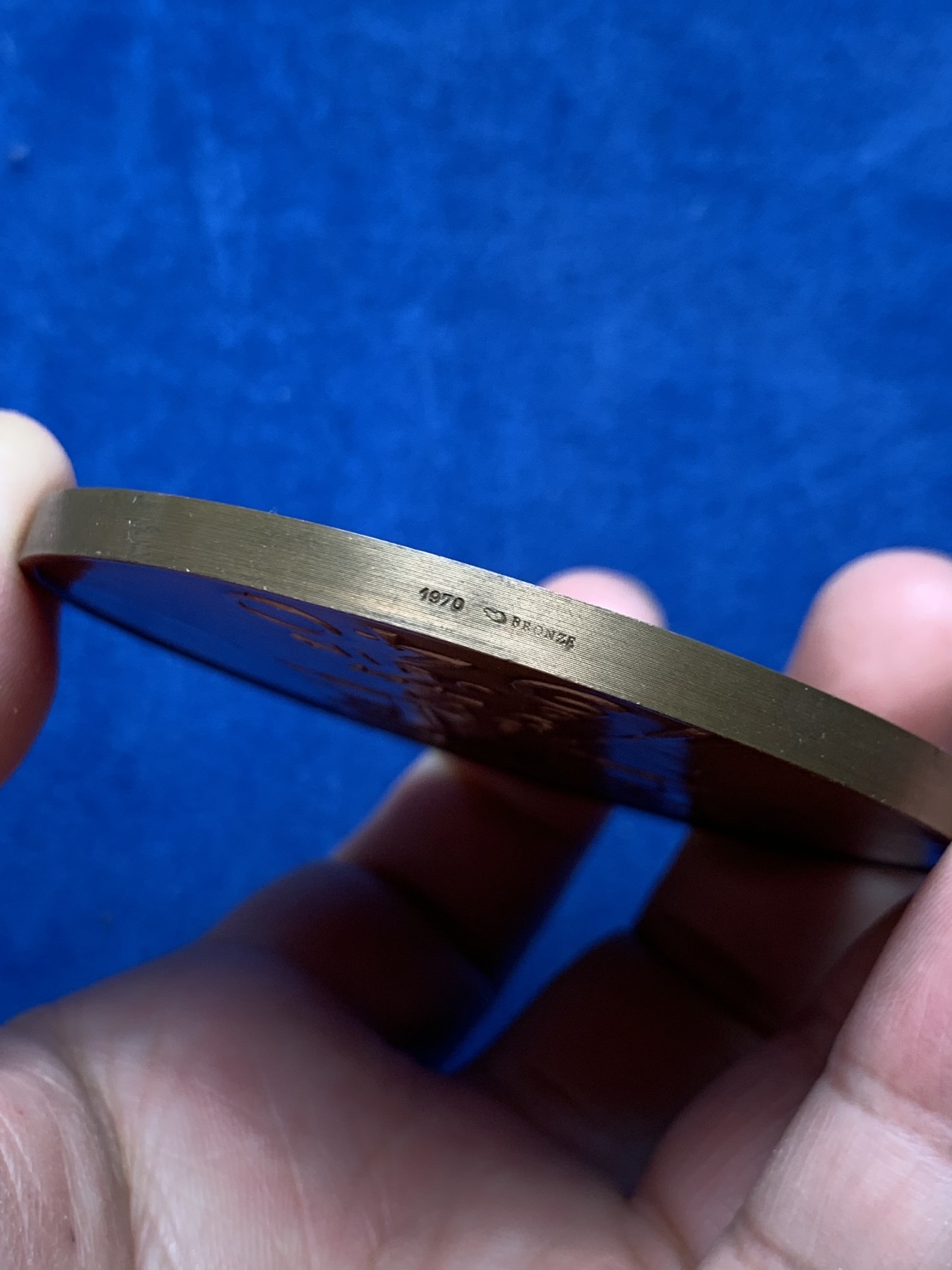 《竞宝斋》第250场-周日，周一 ，周二3场连拍 (全场包邮) 法国1970年戴高乐总统纪念铜章，171.32g，72mm，丰饶角铜标边铭