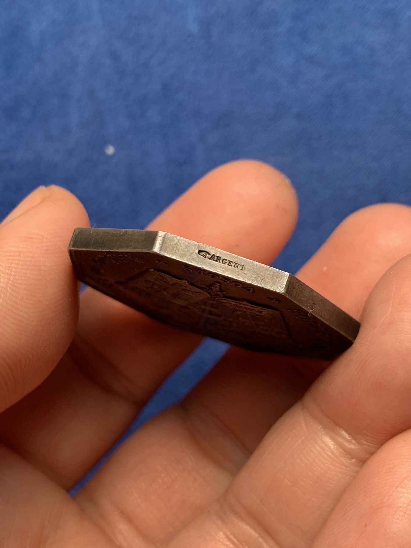 《竞宝斋》第250场-周日，周一 ，周二3场连拍 (全场包邮) 法国孚日省苏什造纸厂公司八角银质代币，24.25g，36.3mm，手指边铭