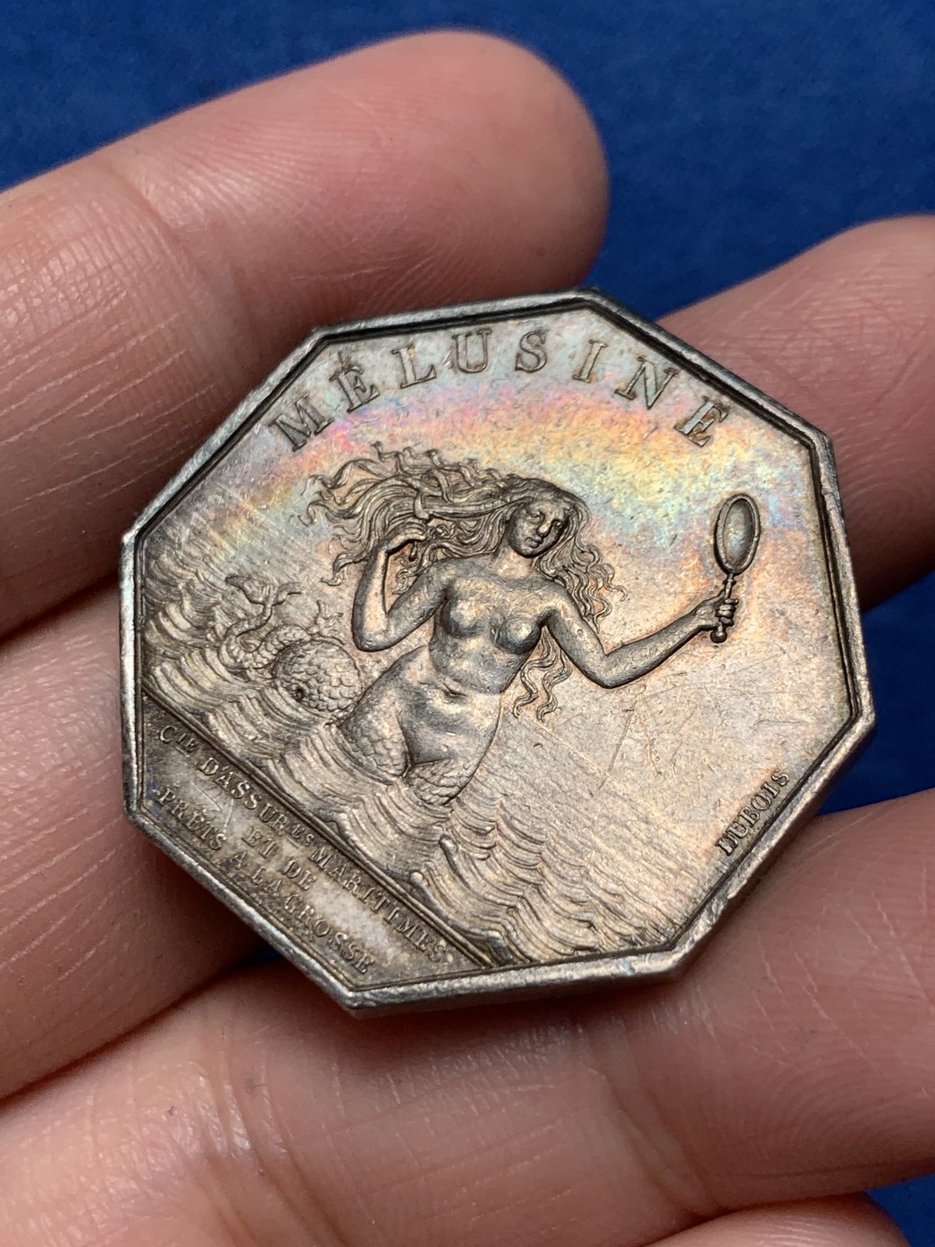 《竞宝斋》第250场-周日，周一 ，周二3场连拍 (全场包邮) 法国海上保险与贷款公司八角银jeton，彩虹包浆与海上梳洗的梅卢辛相得益彰，17.38克，33.3毫米，1832-1841油灯边铭