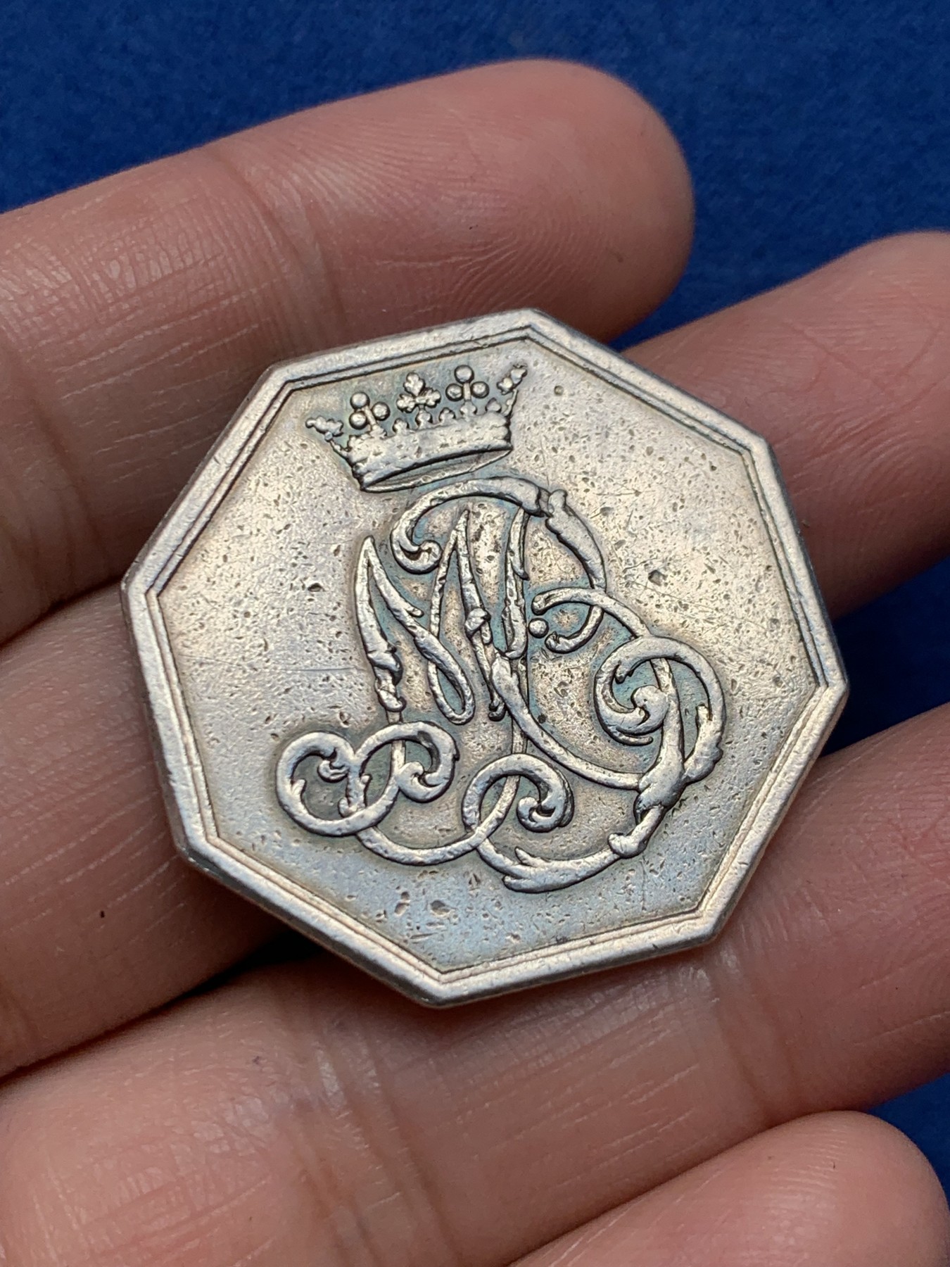 《竞宝斋》第250场-周日，周一 ，周二3场连拍 (全场包邮) 法国18世纪贵族双狮纹章八角银质代币，14.81g，32.8mm，早期无边铭