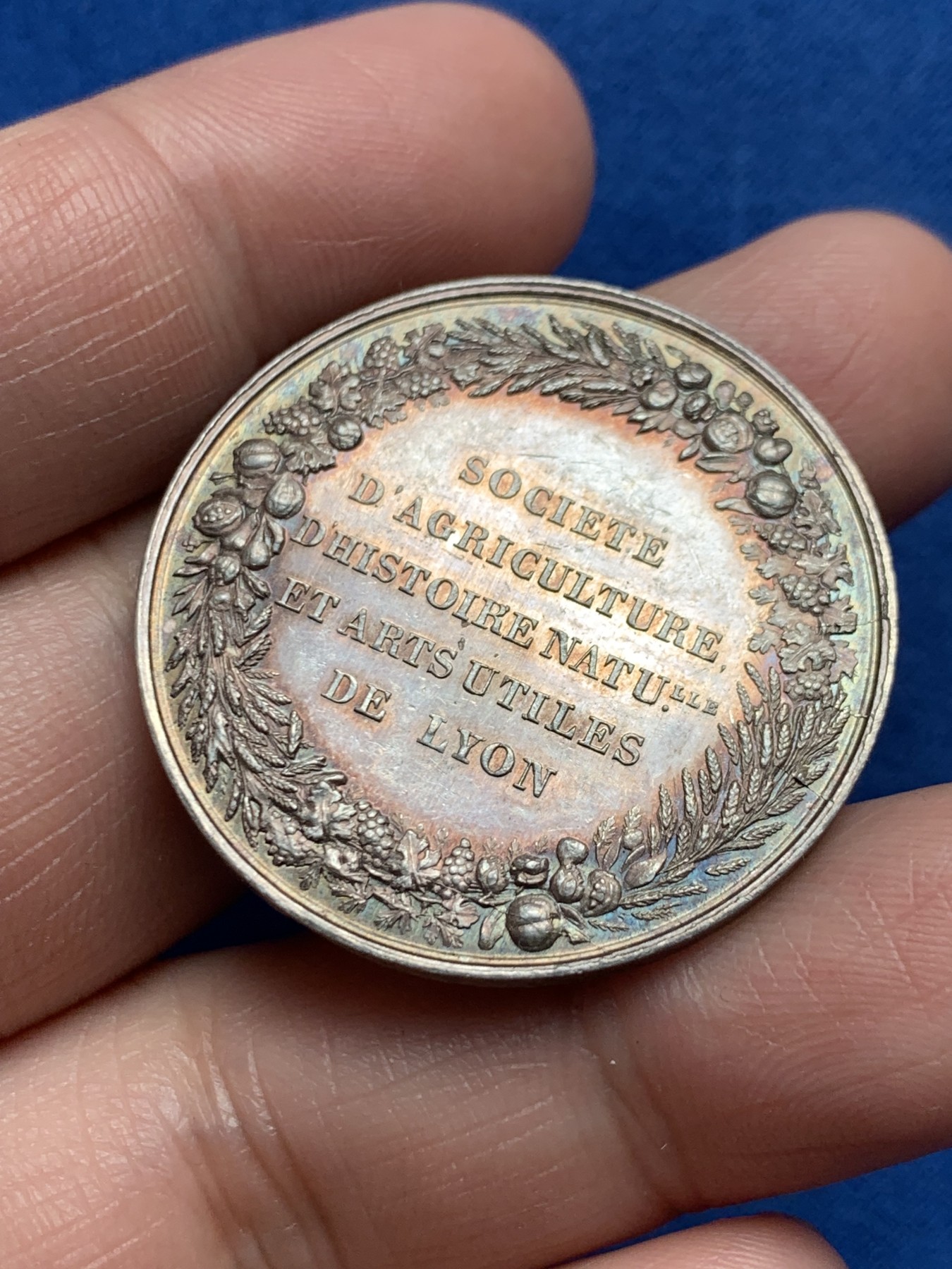 《竞宝斋》第250场-周日，周一 ，周二3场连拍 (全场包邮) 法国1834年里昂农园渔猎协会和自然历史协会银质jeton，化学家让-弗朗索瓦·罗齐尔，14.12g，35mm，手指边铭