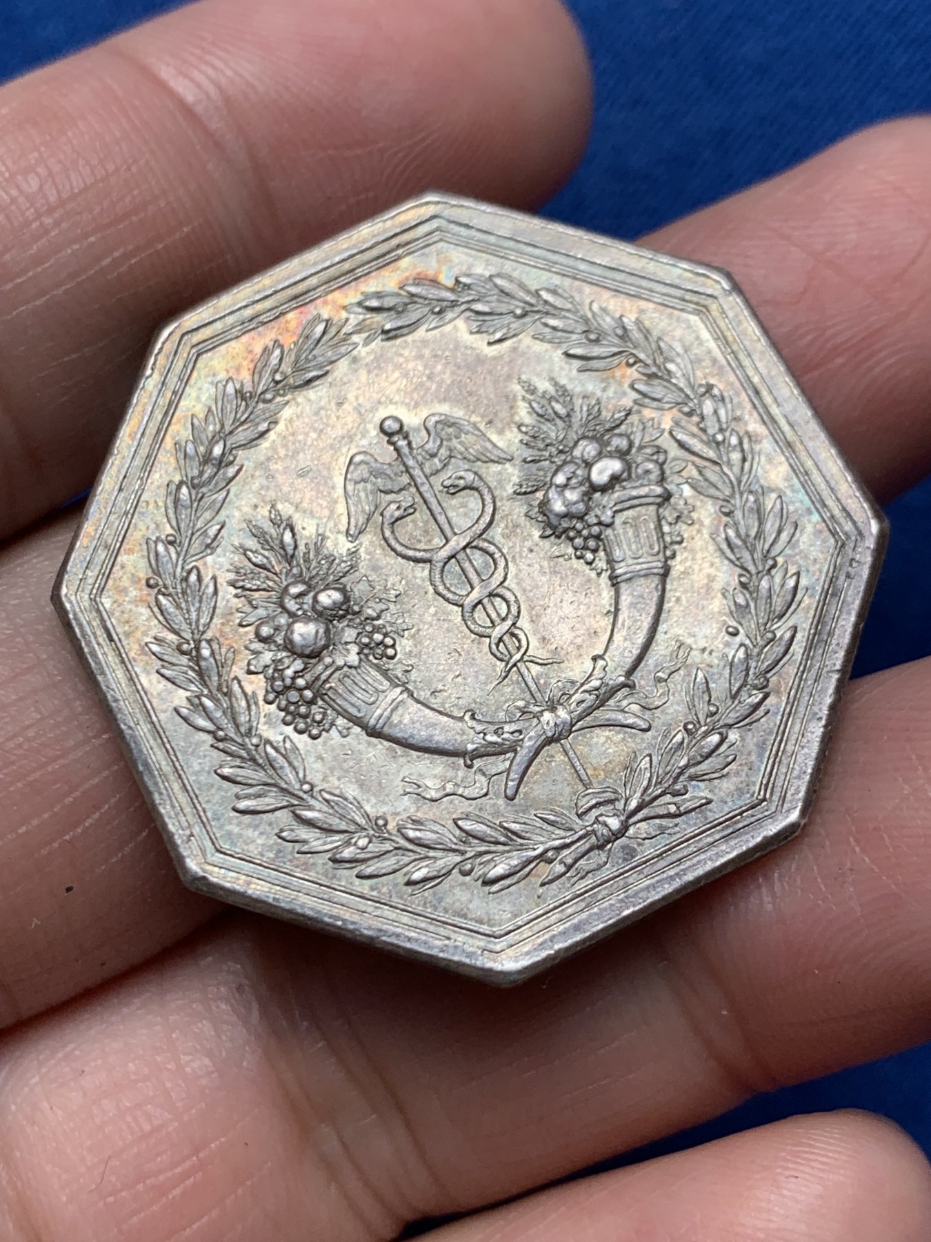 《竞宝斋》第250场-周日，周一 ，周二3场连拍 (全场包邮) 法国巴黎贴现银行八角银质代币，20.57g，35.3mm，早期无边铭