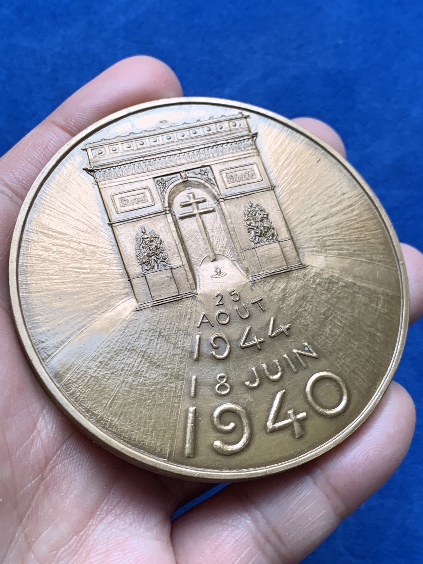 《竞宝斋》第250场-周日，周一 ，周二3场连拍 (全场包邮) 法国1970年戴高乐总统纪念铜章，171.32g，72mm，丰饶角铜标边铭