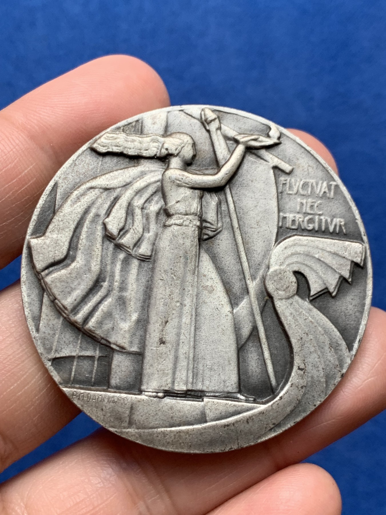 《竞宝斋》第250场-周日，周一 ，周二3场连拍 (全场包邮) 法国巴黎市议会镀银铜章，55.01g，50.2mm，边铭：三角形+铜标