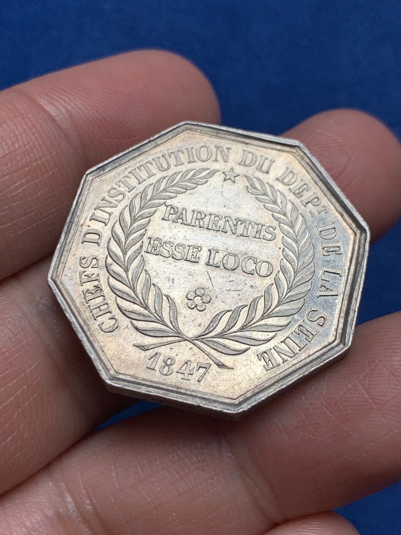 《竞宝斋》第250场-周日，周一 ，周二3场连拍 (全场包邮) 法国1860-1879八角银质代币，塞纳省机构负责，查理大帝 蜜蜂边铭 重量15.17克，直径31毫米