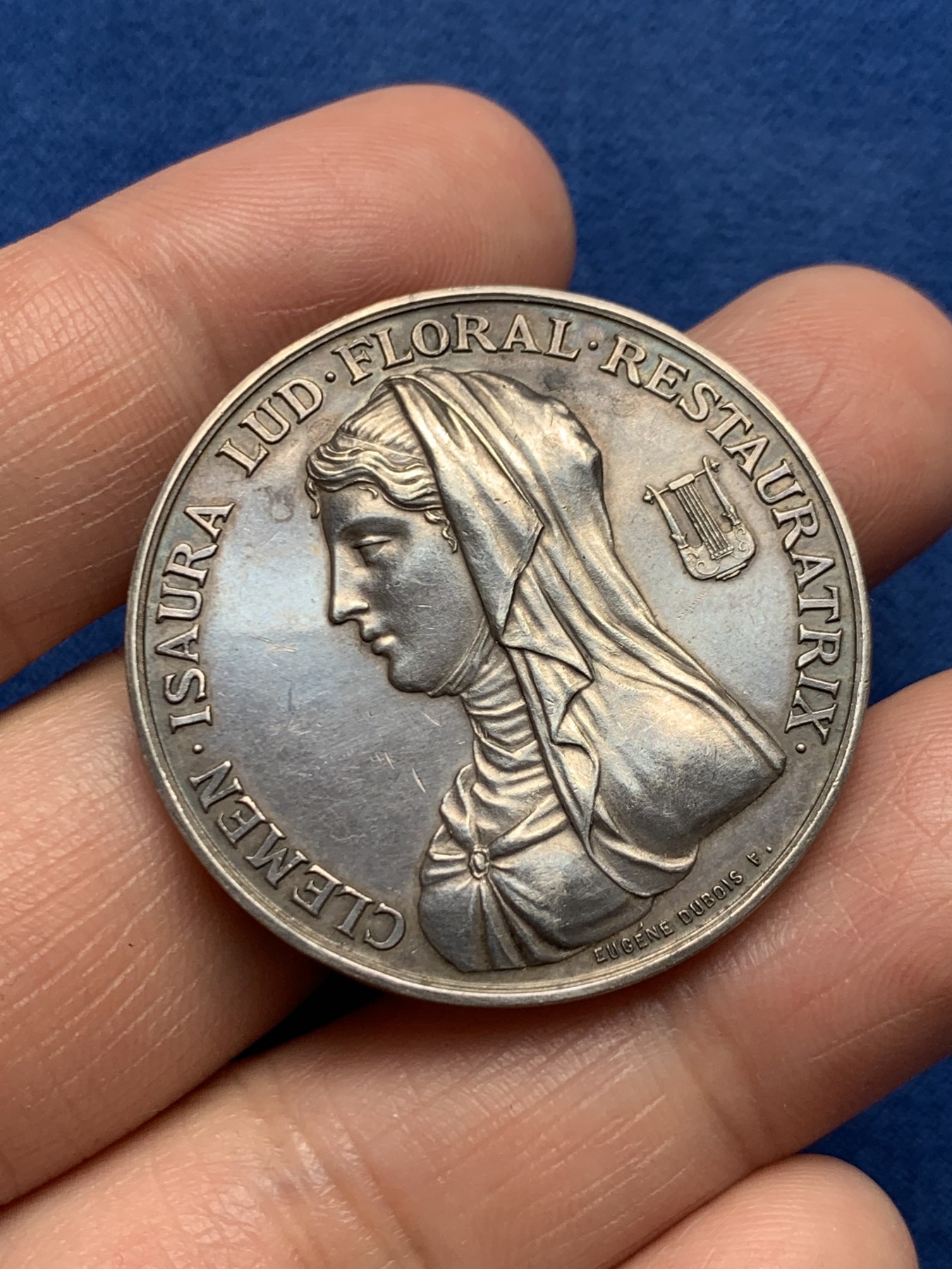 《竞宝斋》第250场-周日，周一 ，周二3场连拍 (全场包邮) 法国图卢兹花卉文学节银质jeton，女诗人克莱蒙·伊索尔，作家雨果于1817年获得该奖，重25.49g，直径35.7mm，丰饶角边铭