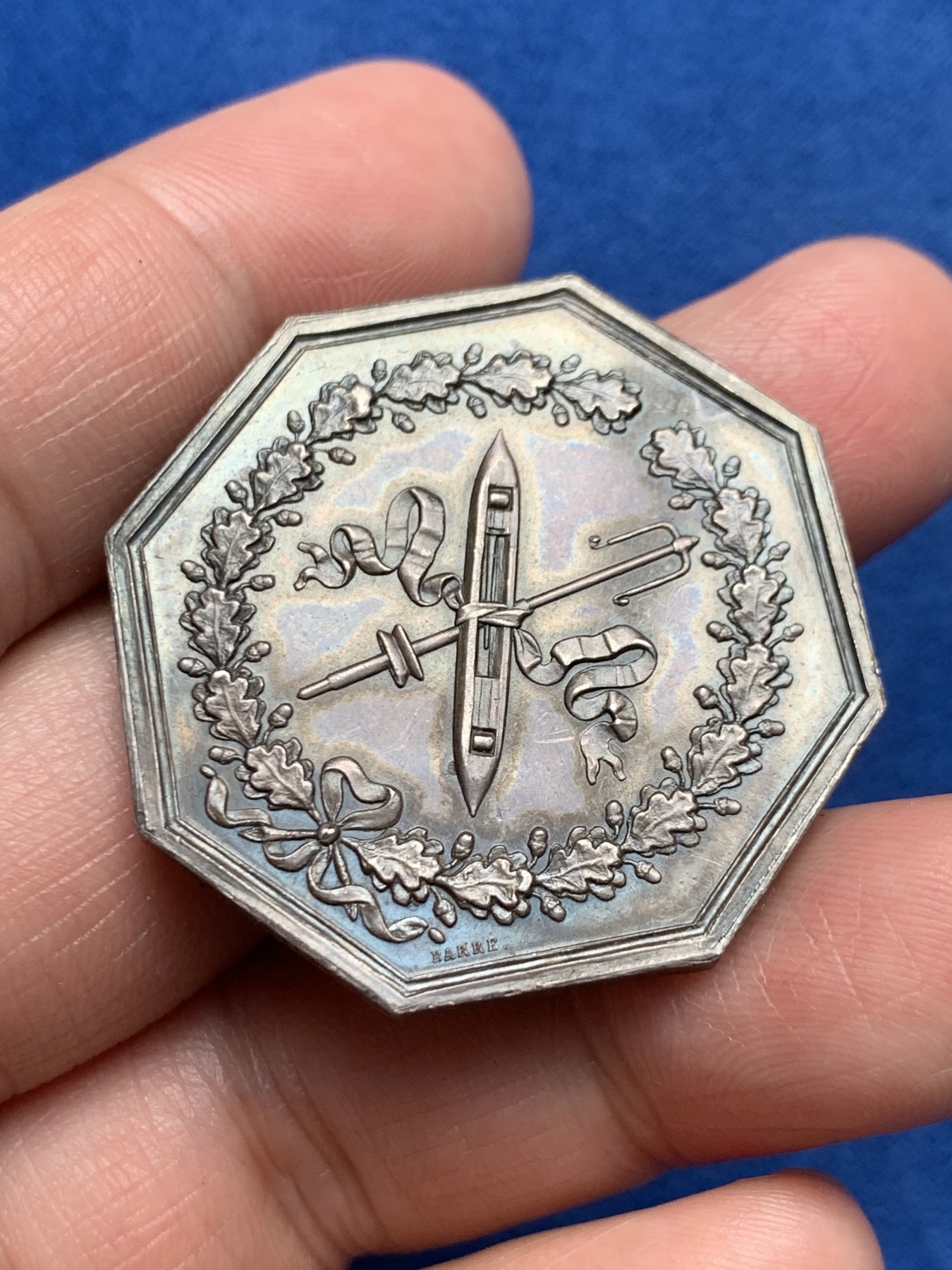 《竞宝斋》第250场-周日，周一 ，周二3场连拍 (全场包邮) 法国八角银质代币，亚麻行业专柜商业公司，19.95g，36.6mm，1860-1879年蜜蜂边铭