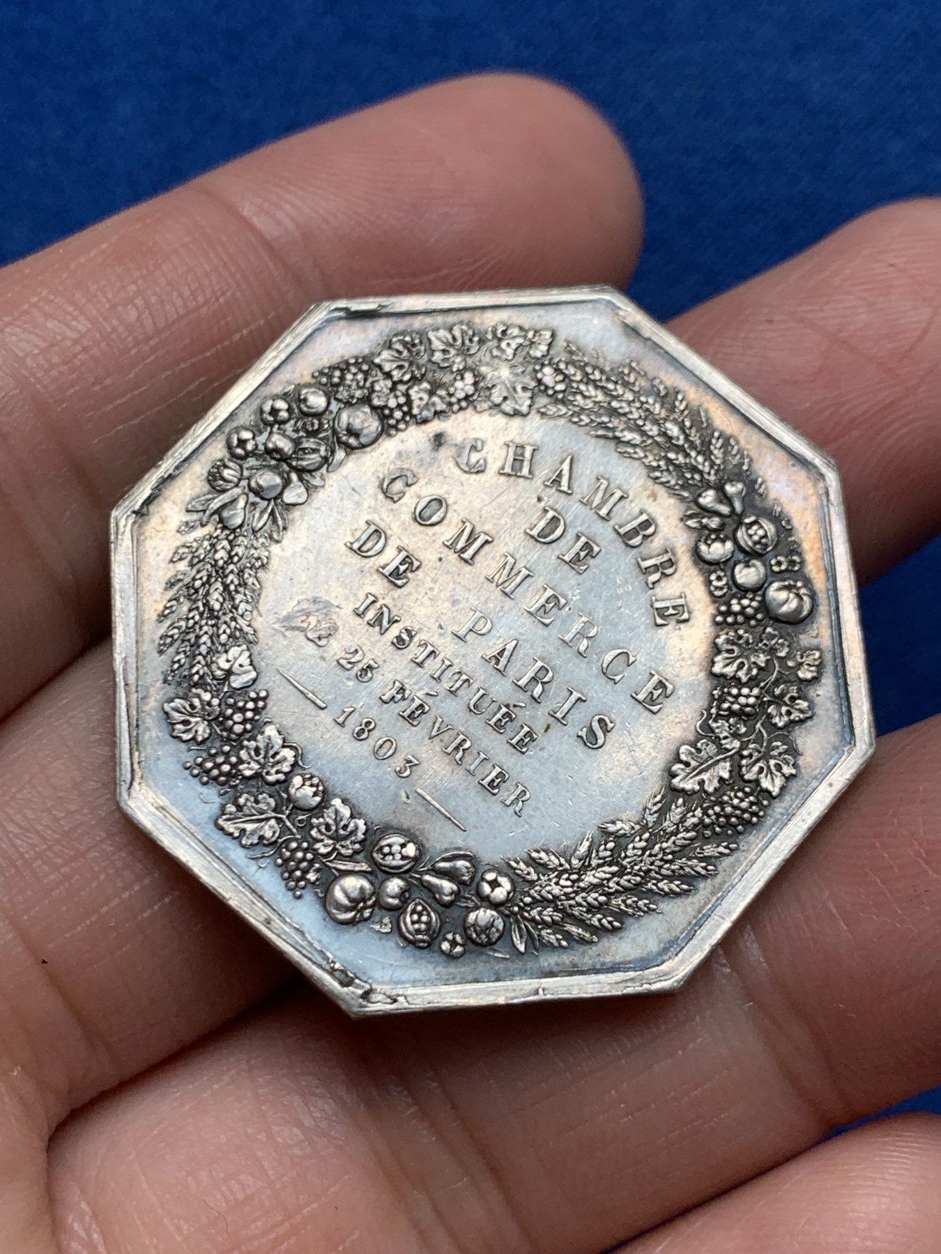 《竞宝斋》第250场-周日，周一 ，周二3场连拍 (全场包邮) 法国1803年巴黎商会八角银jeton，20.23g，36.3mm，蜜蜂边铭