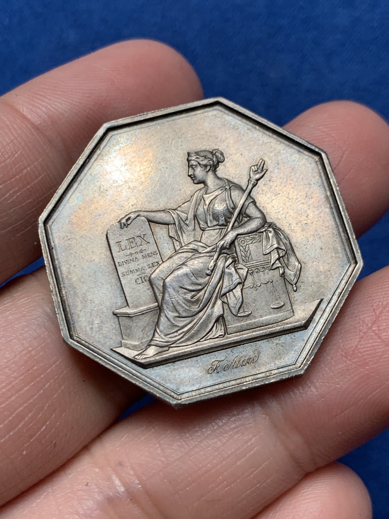 《竞宝斋》第250场-周日，周一 ，周二3场连拍 (全场包邮) 法国巴黎一审法庭的法律和法律辩护银质八角jeton，18.59g，34.3mm，手指边铭