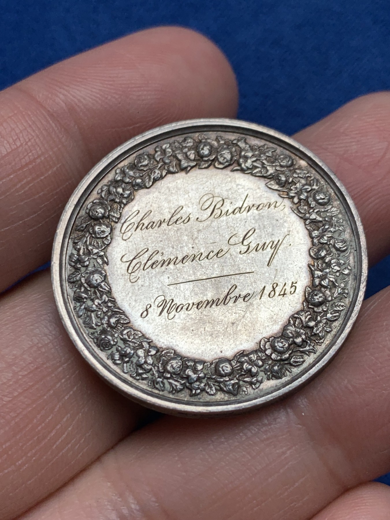 《竞宝斋》第250场-周日，周一 ，周二3场连拍 (全场包邮) 法国爱情与婚姻纪念银章，14.32g，32.2mm，手指边铭