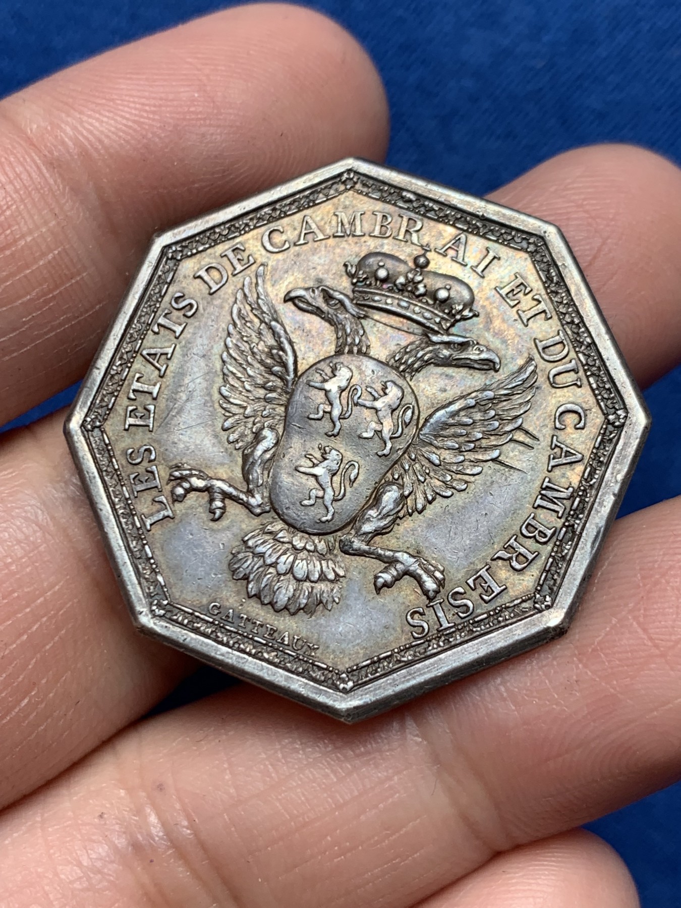 《竞宝斋》第250场-周日，周一 ，周二3场连拍 (全场包邮) 法国1786年路易十六时期康布雷市JETON银八角，地区特色双头鹰，15.08g，34.2mm，早期光边原铸