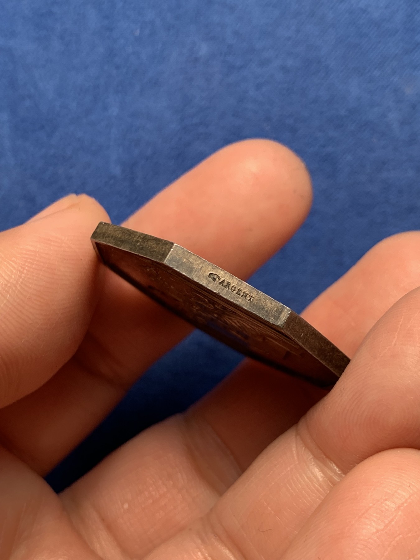 《竞宝斋》第250场-周日，周一 ，周二3场连拍 (全场包邮) 法国巴黎一审法庭的法律和法律辩护银质八角jeton，18.59g，34.3mm，手指边铭