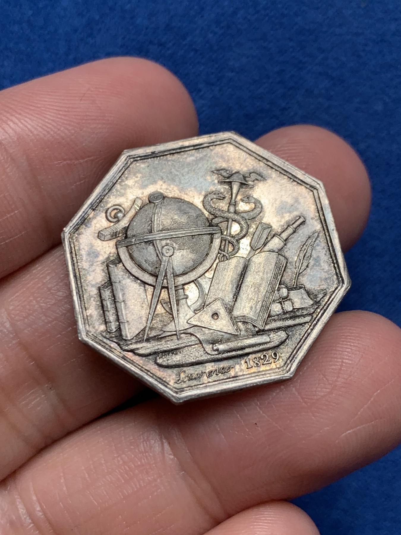 《竞宝斋》第250场-周日，周一 ，周二3场连拍 (全场包邮) 法国工商艺术学院八角银代币，9.08g，28.3mm，1832-1841年神灯边铭