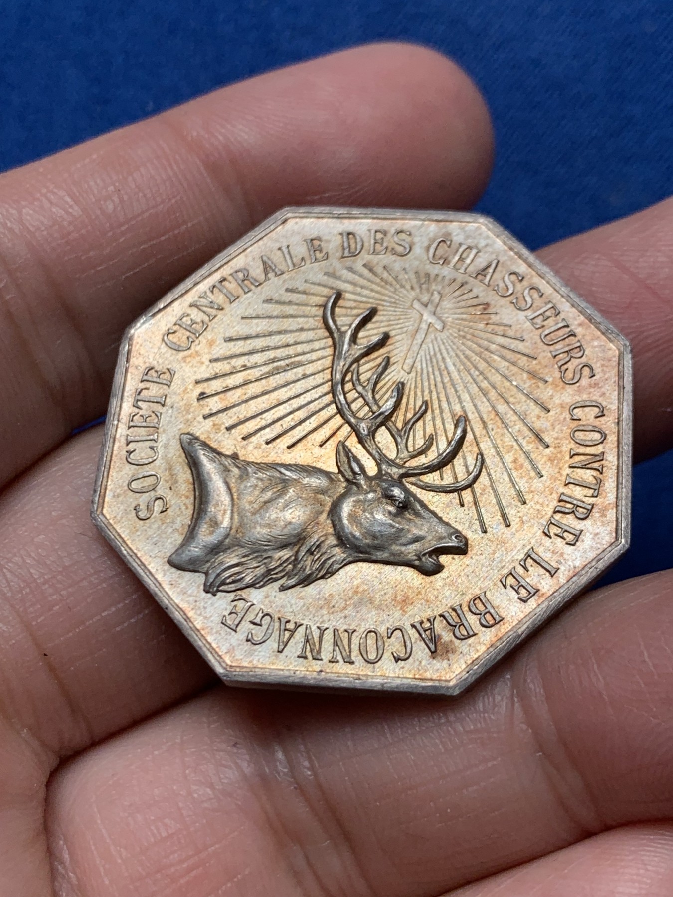 《竞宝斋》第250场-周日，周一 ，周二3场连拍 (全场包邮) 法国反盗猎协会八角银质代币，猎人保护神圣休伯特的雄鹿，20.75g，36.3mm，菱形+ARGENT银标，含银95%