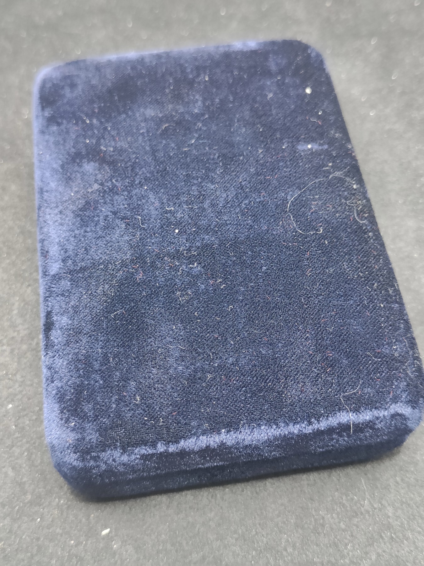 全场0元起拍 第140期 咸鱼国勋章拍卖专场 3月20日（周三）下午6：00开始 朝总联版烫金国徽盒三级国旗勋章带盒略