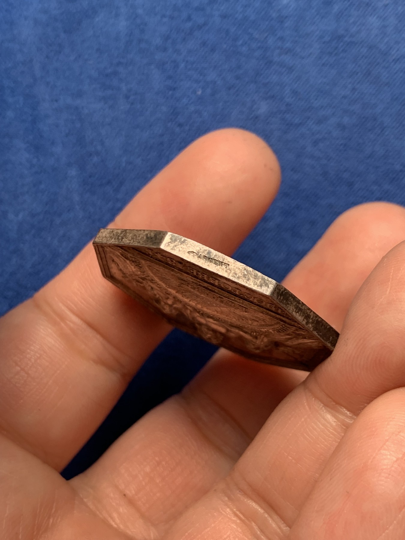 《竞宝斋》第250场-周日，周一 ，周二3场连拍 (全场包邮) 法国保险信用联盟八角银质代币，18.63g，34.5mm，手指边铭，女性形象墨丘利，高浮雕，包浆更显立体