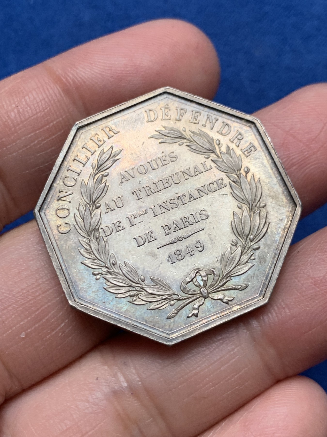 《竞宝斋》第250场-周日，周一 ，周二3场连拍 (全场包邮) 法国巴黎一审法庭的法律和法律辩护银质八角jeton，18.59g，34.3mm，手指边铭