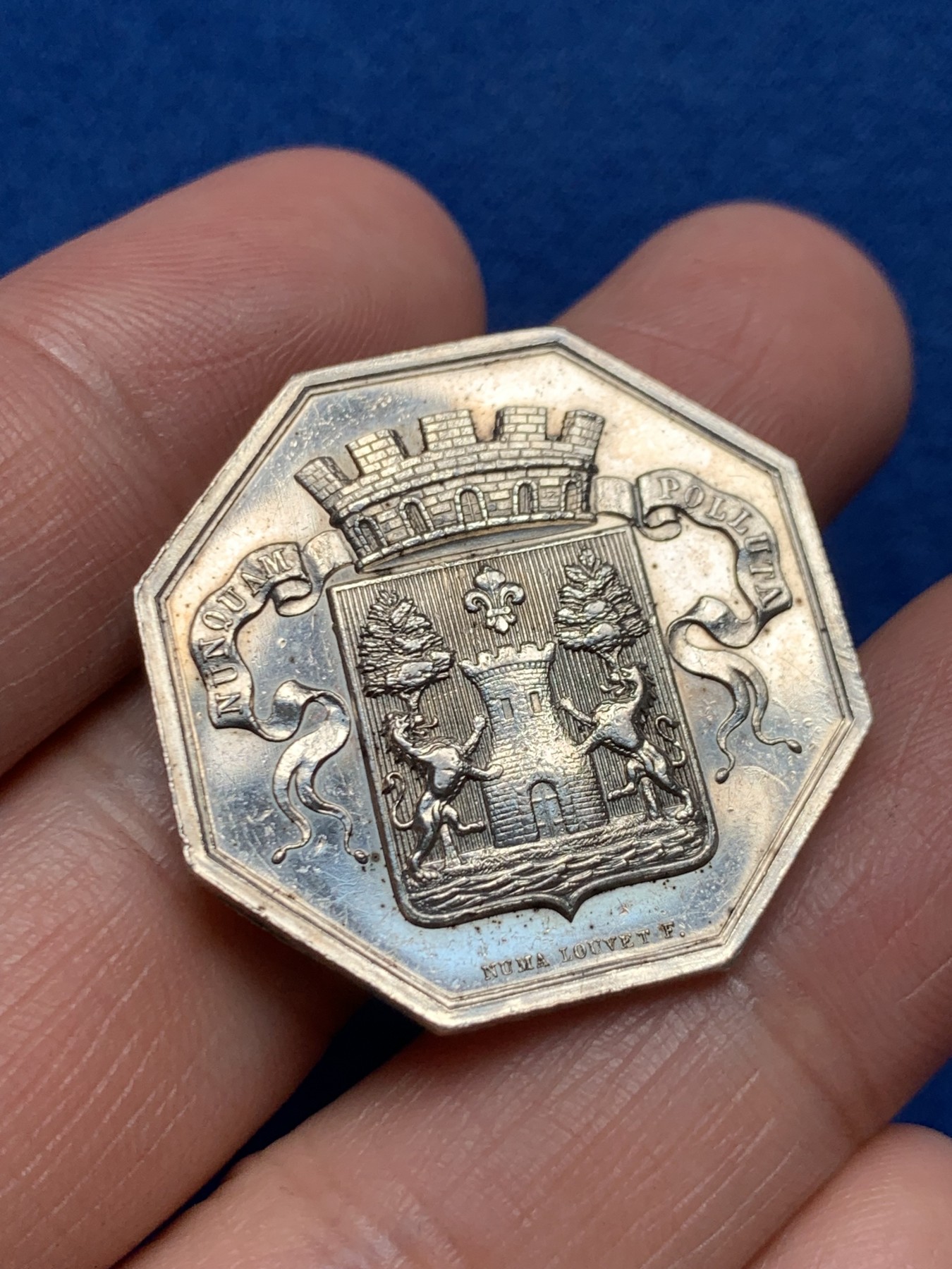 《竞宝斋》第250场-周日，周一 ，周二3场连拍 (全场包邮) 法国八角银质代币，巴约讷商会，12.68g，30.5mm，手指边铭