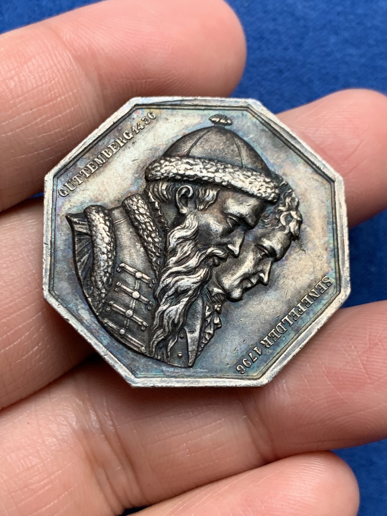 《竞宝斋》第250场-周日，周一 ，周二3场连拍 (全场包邮) 法国八角代用银币，保罗杜邦书店，头像分别是德国的古滕堡与塞内费尔德，两人分别发明活字和光刻印刷术，19.10g，35mm，蜜蜂边铭