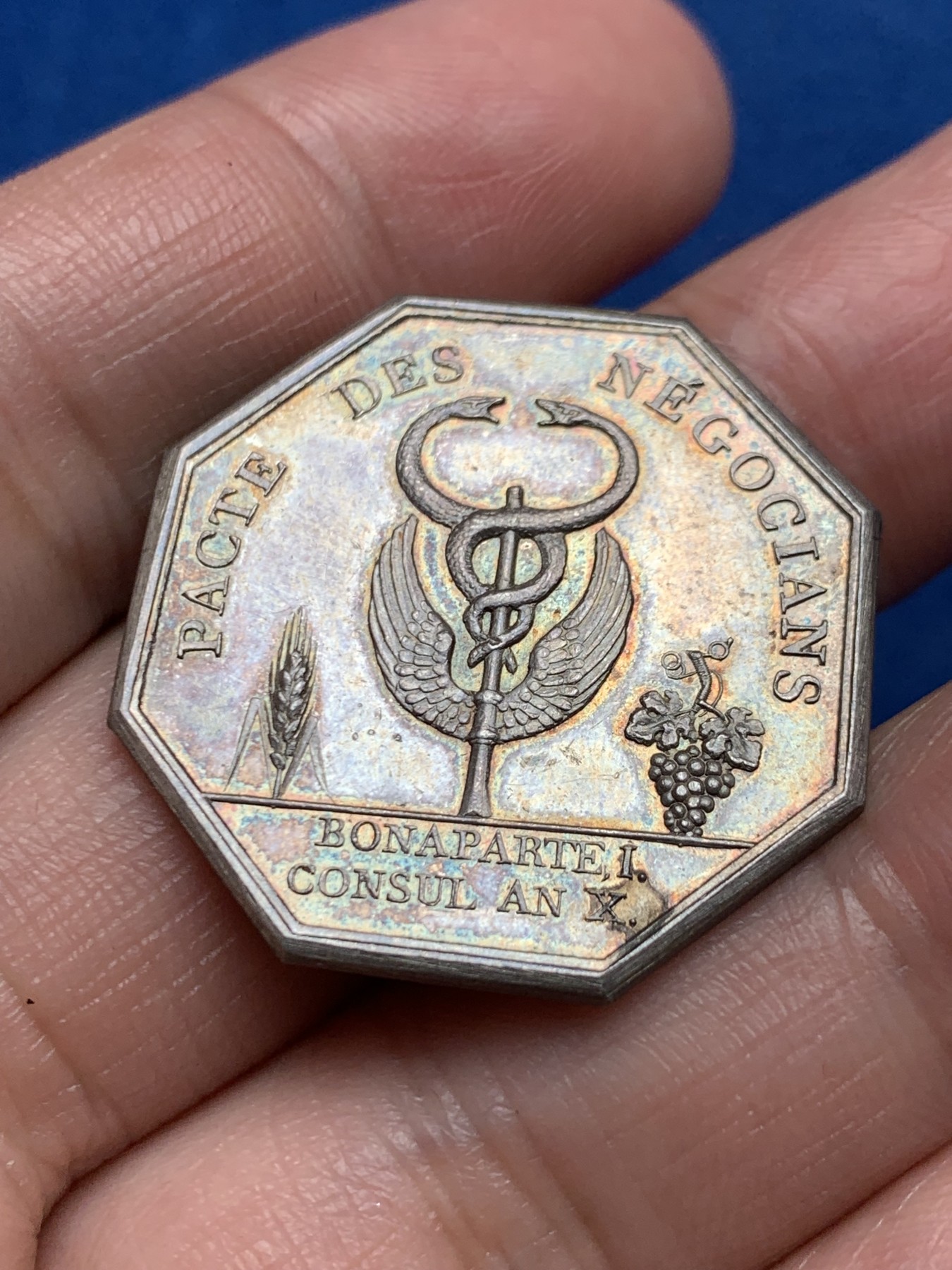 《竞宝斋》第250场-周日，周一 ，周二3场连拍 (全场包邮) 法国八角银质代币，根据波拿巴贸易协定设立的帝国商业柜台，早期无边铭，蛇鳞清晰，对这款来说此品相已属难得，13.53g，30.5mm