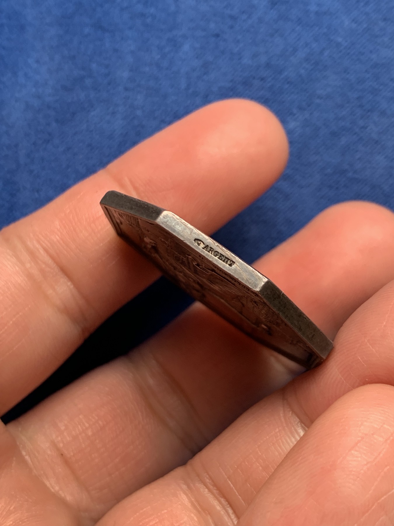 《竞宝斋》第250场-周日，周一 ，周二3场连拍 (全场包邮) 法国1851年八角银质代币，亚眠城镇亚麻纺纱，19.19g，34.3mm，手指边铭