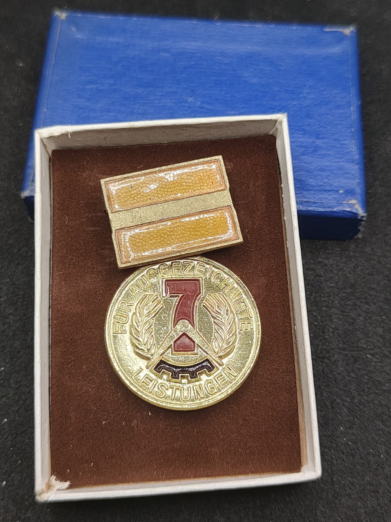 全场0元起拍 第140期 咸鱼国勋章拍卖专场 3月20日（周三）下午6：00开始 东德七年计划积极份子奖章 带盒 珐琅上挂