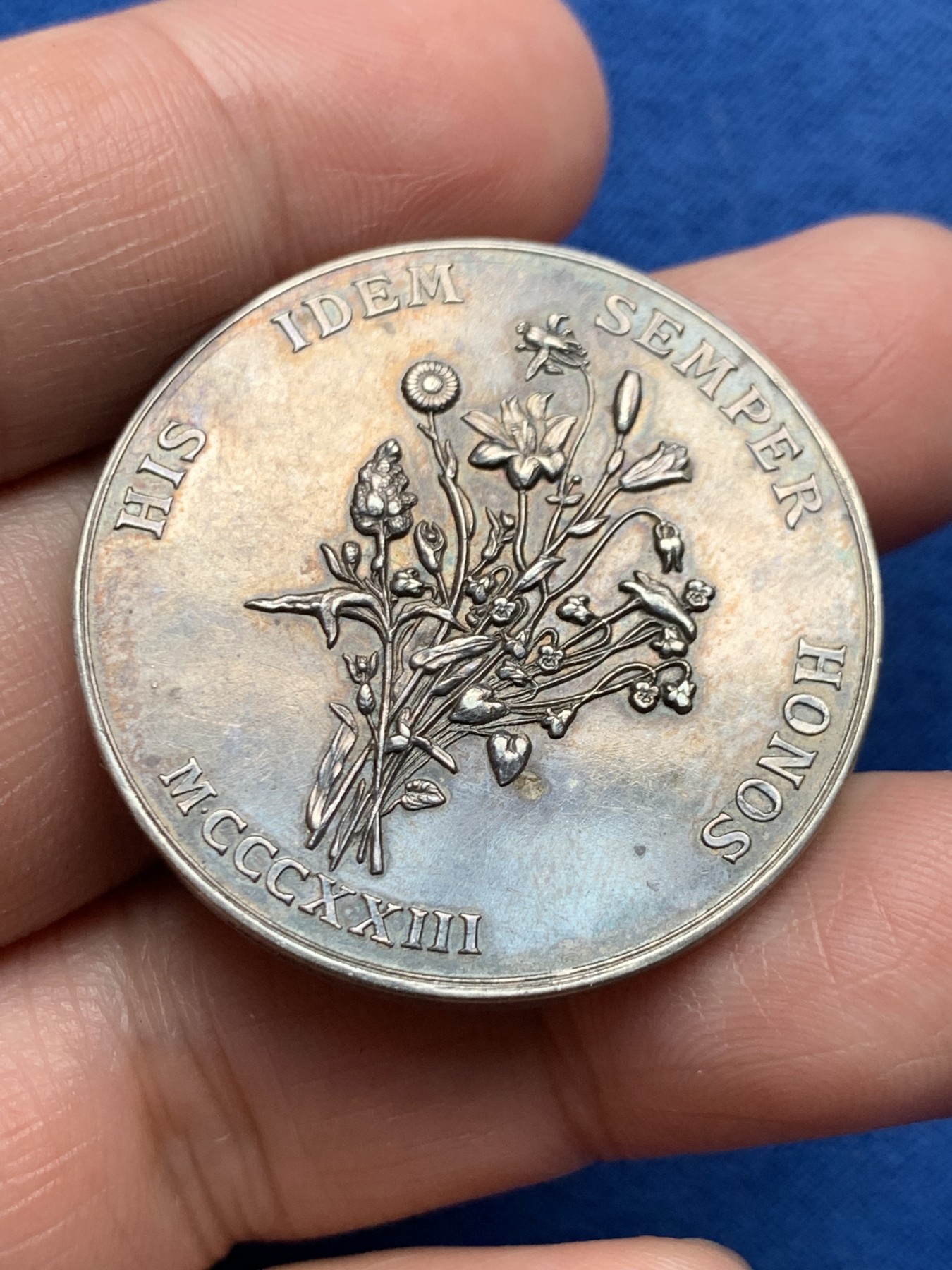 《竞宝斋》第250场-周日，周一 ，周二3场连拍 (全场包邮) 法国图卢兹花卉文学节银质jeton，女诗人克莱蒙·伊索尔，作家雨果于1817年获得该奖，重25.49g，直径35.7mm，丰饶角边铭