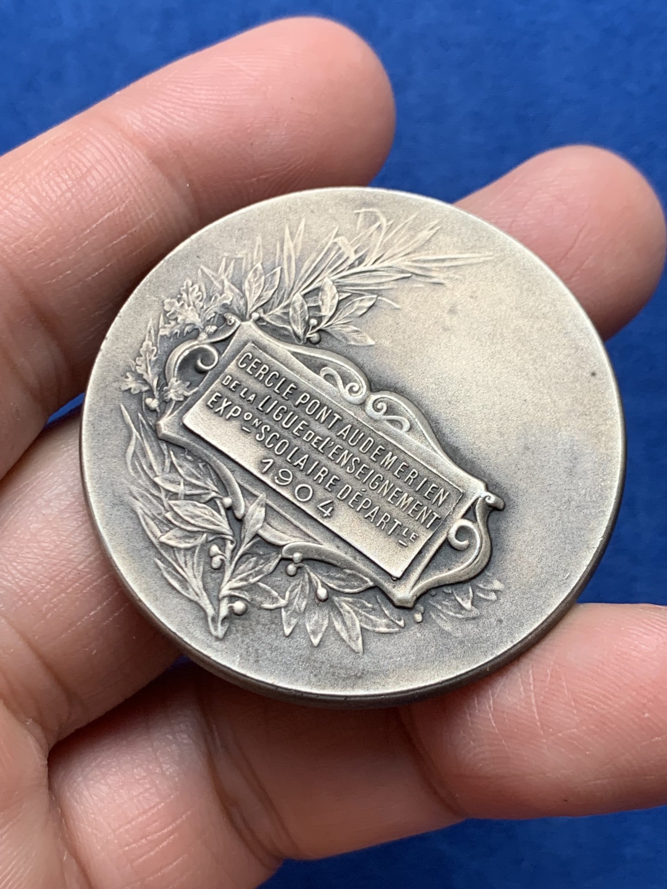 《竞宝斋》第250场-周日，周一 ，周二3场连拍 (全场包邮) 法国奥德梅尔桥教育联盟镀银铜章，31.62g，42.2mm，边铭：菱形+铜标