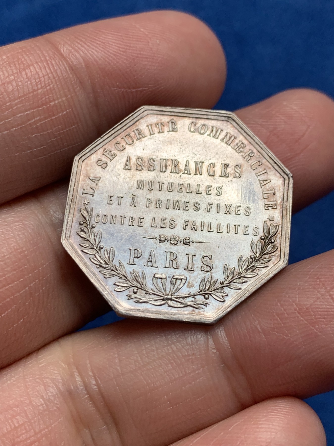 《竞宝斋》第250场-周日，周一 ，周二3场连拍 (全场包邮) 法国八角银质，巴黎商业互助保险，9.8g，28.2mm，手指边铭