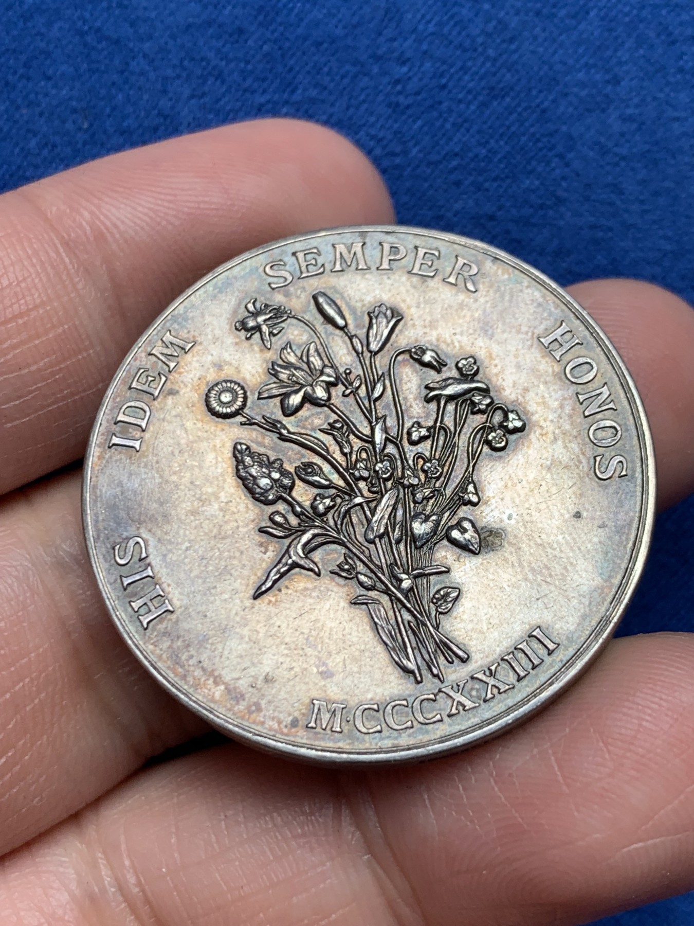 《竞宝斋》第250场-周日，周一 ，周二3场连拍 (全场包邮) 法国图卢兹花卉文学节银质jeton，女诗人克莱蒙·伊索尔，作家雨果于1817年获得该奖，重25.49g，直径35.7mm，丰饶角边铭