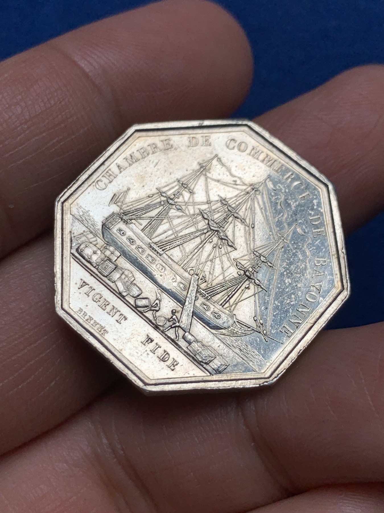 《竞宝斋》第250场-周日，周一 ，周二3场连拍 (全场包邮) 法国八角银质代币，巴约讷商会，12.68g，30.5mm，手指边铭