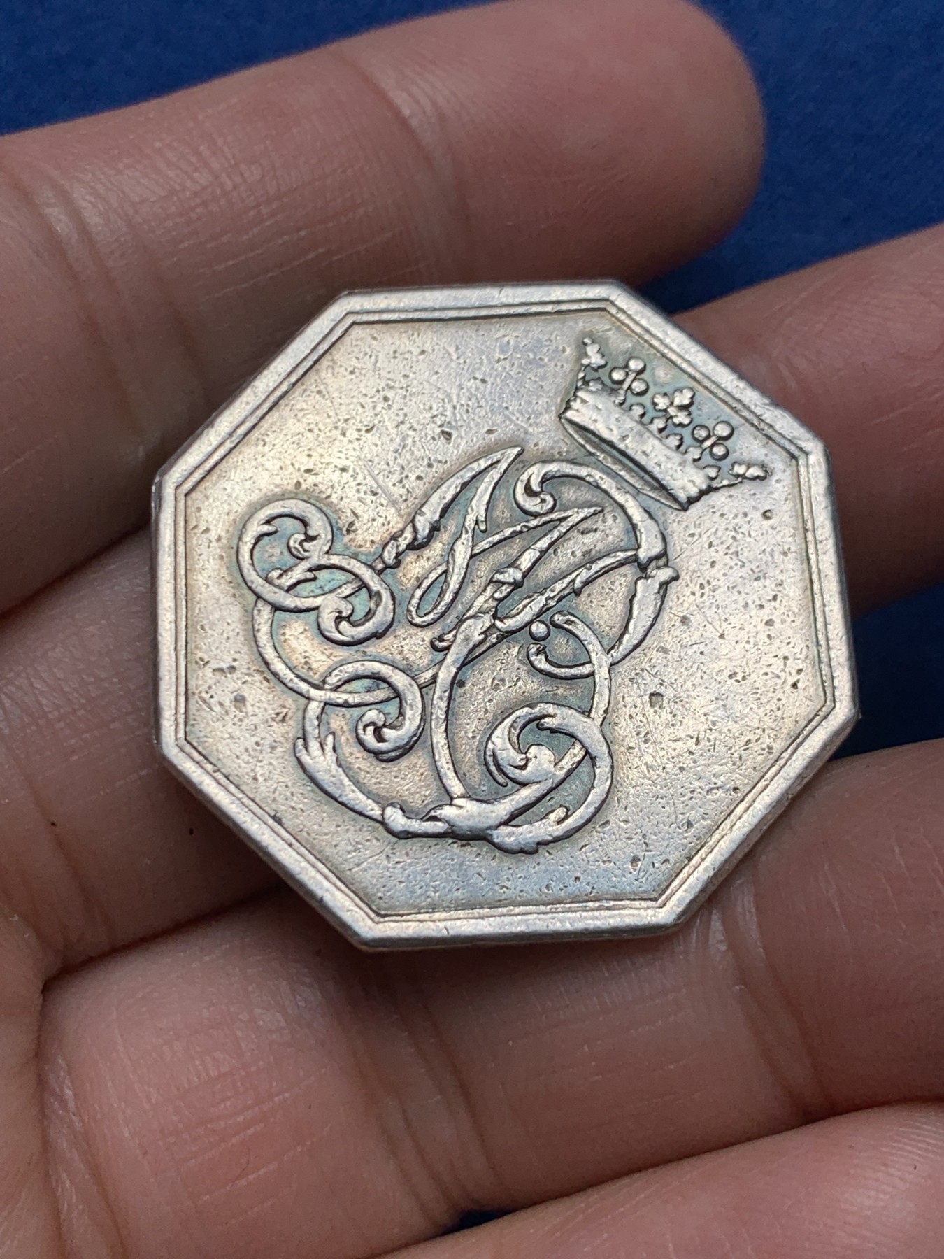 《竞宝斋》第250场-周日，周一 ，周二3场连拍 (全场包邮) 法国18世纪贵族双狮纹章八角银质代币，14.81g，32.8mm，早期无边铭