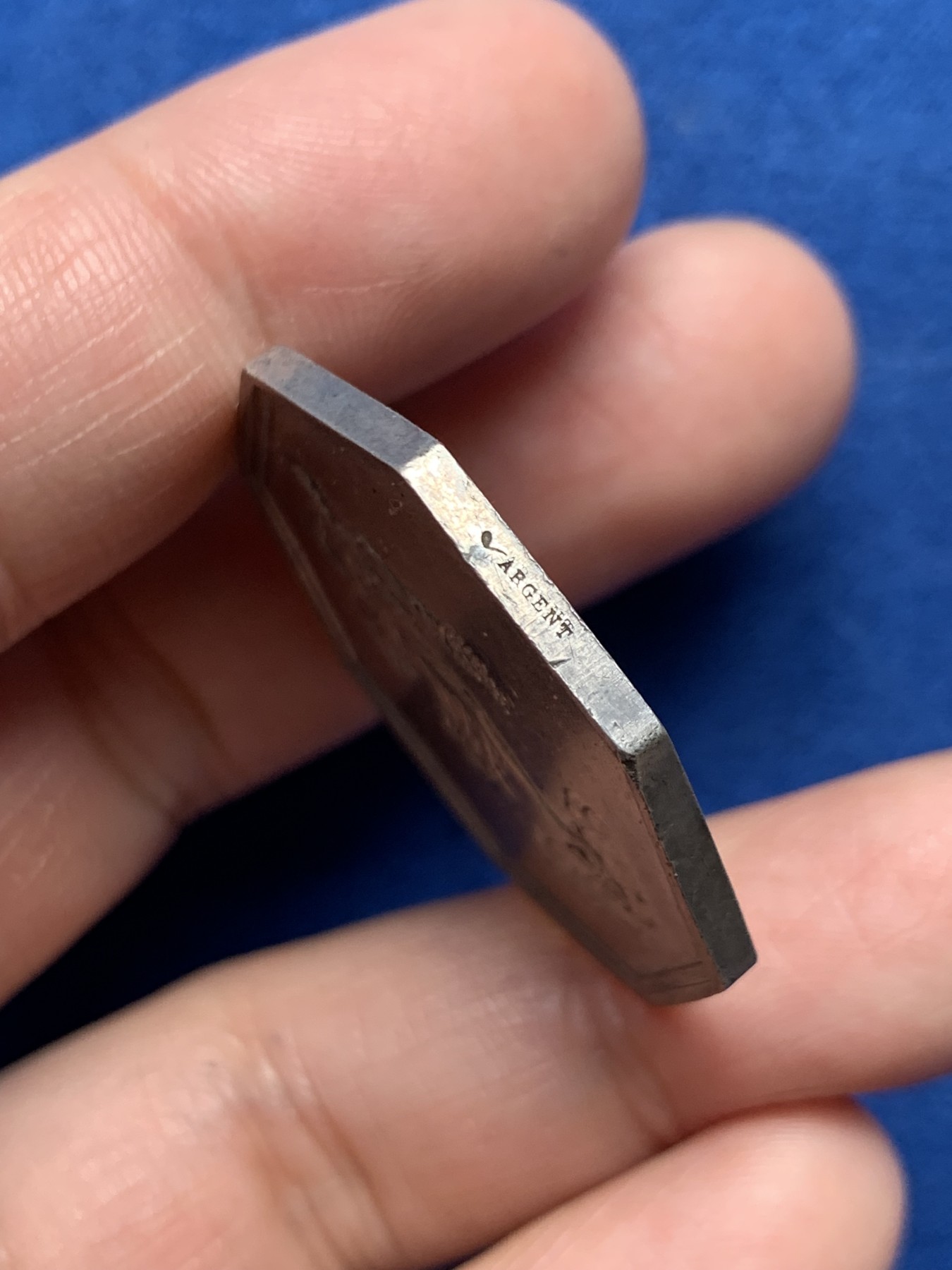 《竞宝斋》第250场-周日，周一 ，周二3场连拍 (全场包邮) 法国勒阿弗尔海上财富保险公司八角银代币，15.59g，34.3mm，1879年继蜜蜂边铭后仅铸一个月的烟斗边铭