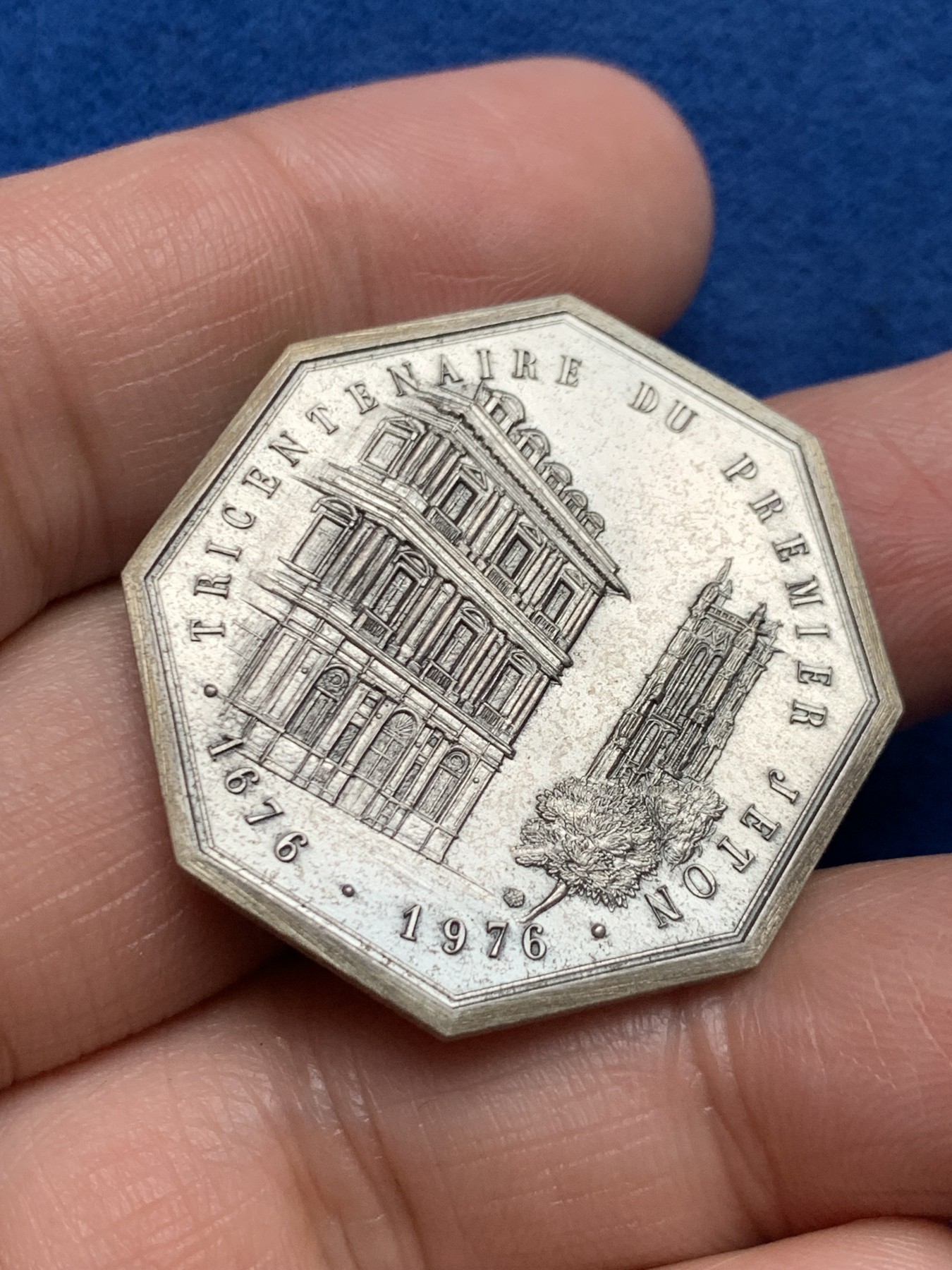 《竞宝斋》第250场-周日，周一 ，周二3场连拍 (全场包邮) 法国1976年巴黎公证人八角银章，19.49g，33mm，丰饶角1带星边铭，这种边铭含银0.925