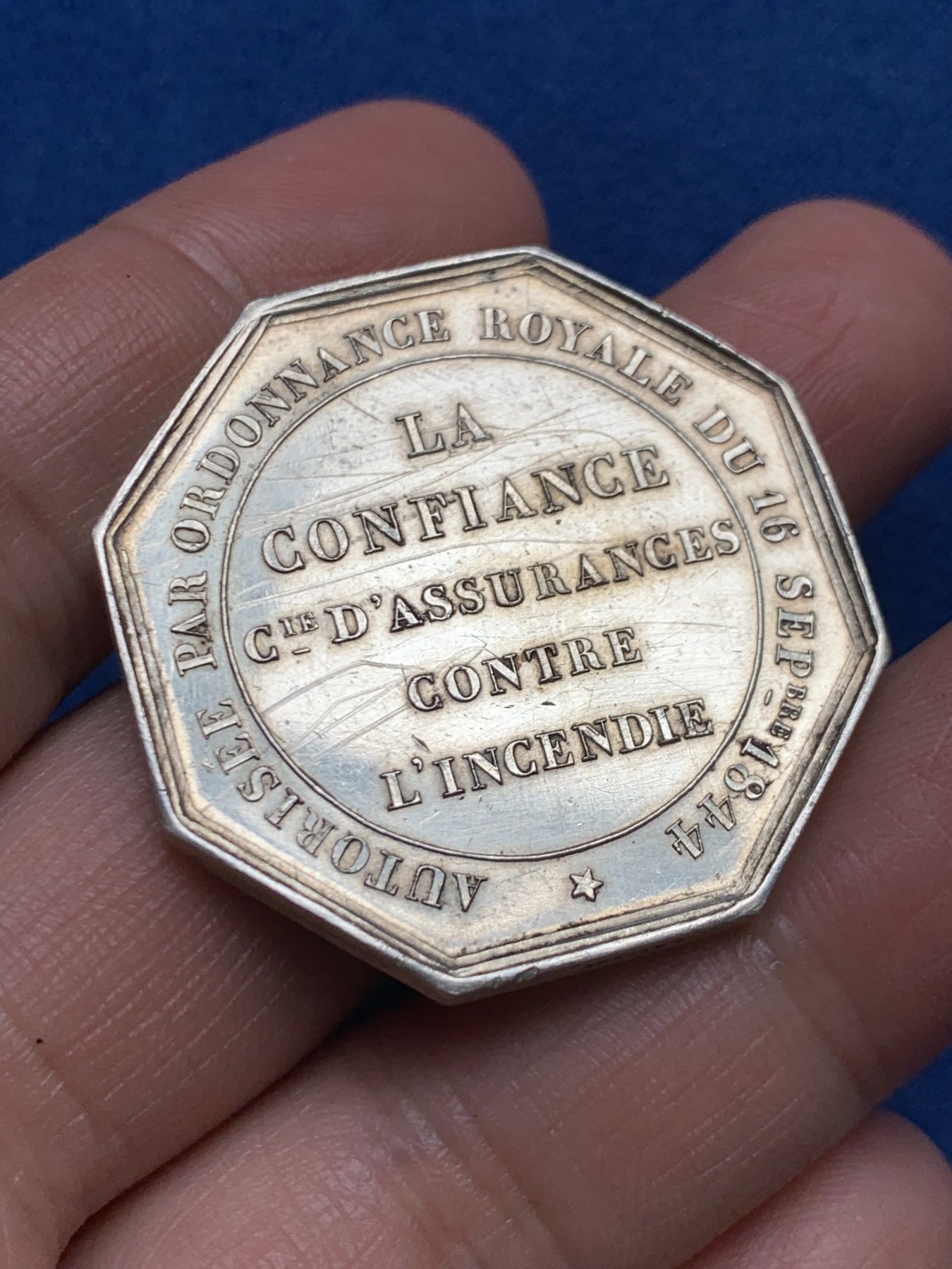 《竞宝斋》第250场-周日，周一 ，周二3场连拍 (全场包邮) 法国火灾保险公司JETON银质八角，20.62g，36.6mm，蜜蜂边铭