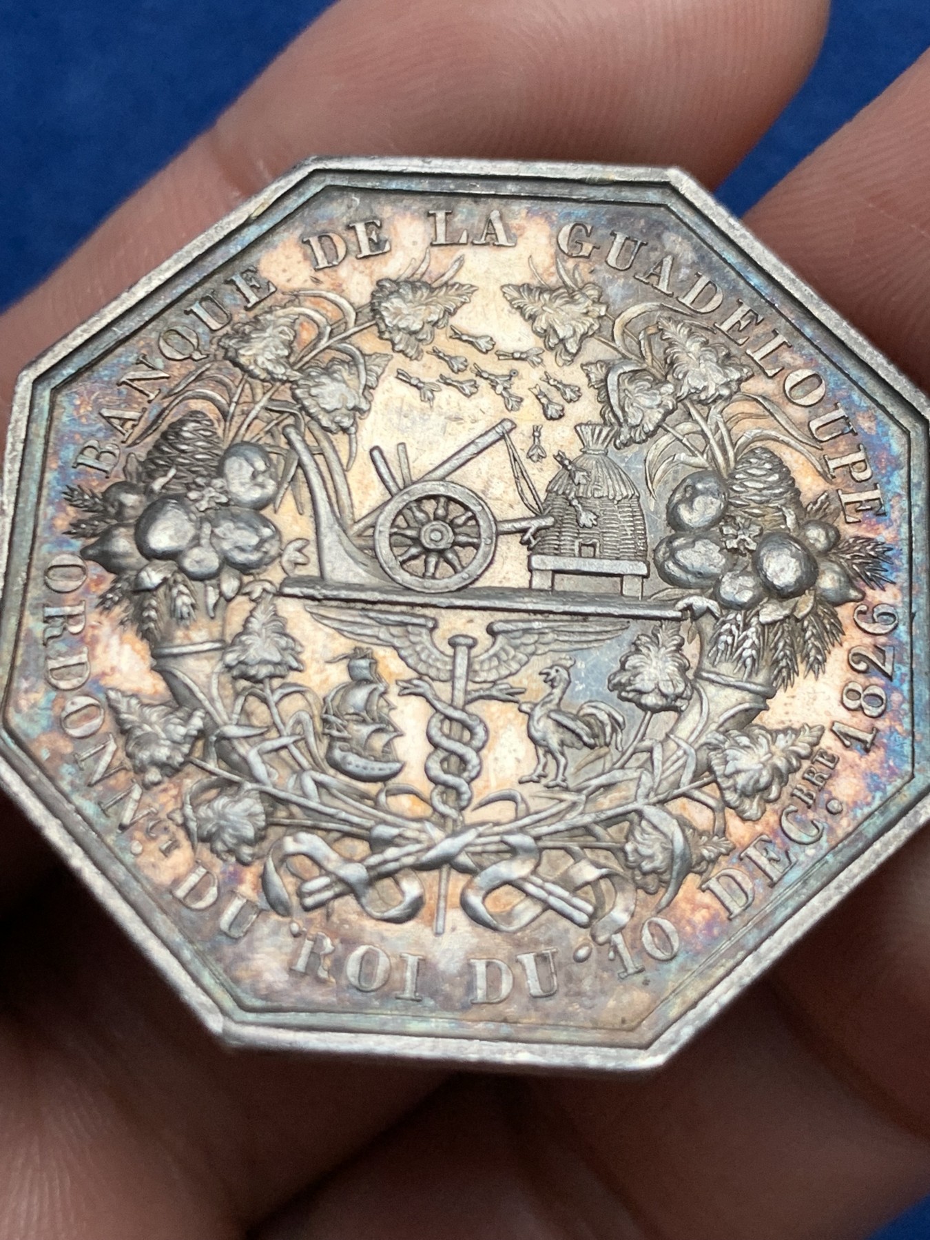 《竞宝斋》第250场-周日，周一 ，周二3场连拍 (全场包邮) 法国海外省份瓜德鲁普银行八角银代币，背面细节丰富，五彩环绕，非常罕见的八角，17.69g，35.7mm，早期无边铭