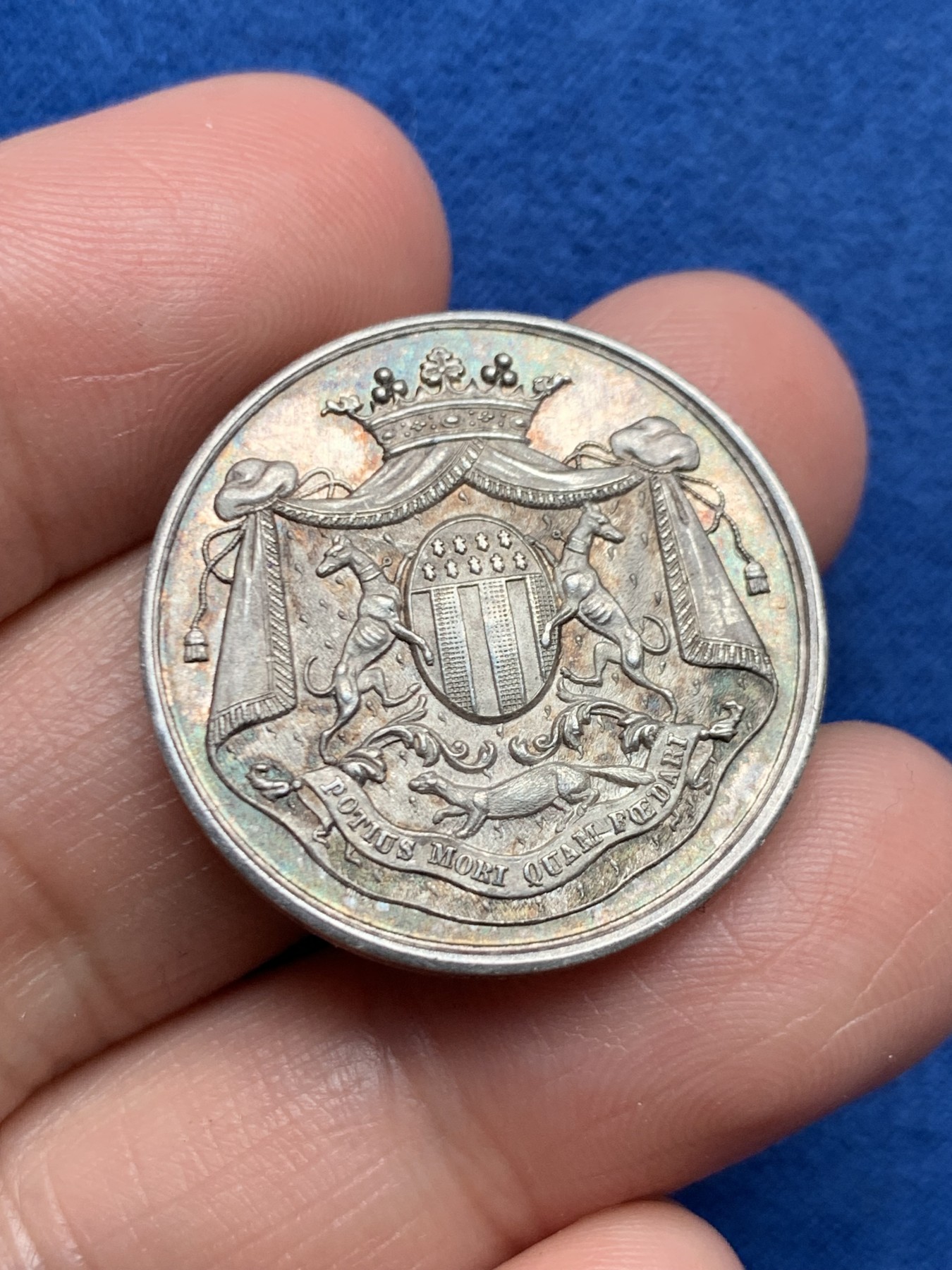 《竞宝斋》第250场-周日，周一 ，周二3场连拍 (全场包邮) 法国布列塔尼雷恩储蓄银行银质代币，双狗和貂，9.94g，28mm，蜜蜂边铭，小巧精致