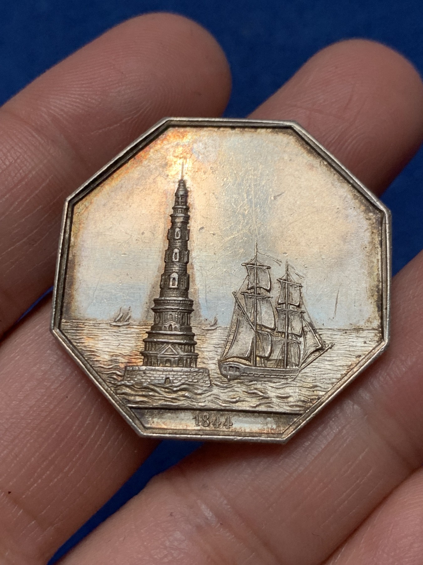 《竞宝斋》第250场-周日，周一 ，周二3场连拍 (全场包邮) 法国拉吉伦特省波尔多海上保险公司八角银代币，高浮雕科尔杜安灯塔，18.76g，34.6mm，手指边铭