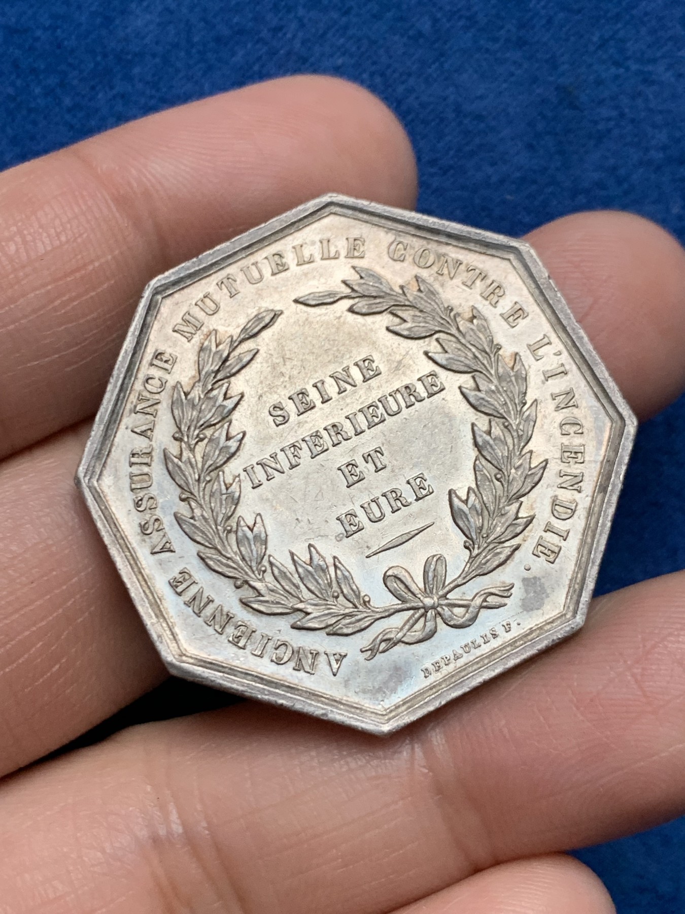 《竞宝斋》第250场-周日，周一 ，周二3场连拍 (全场包邮) 法国八角银质jeton，大版凤凰，塞纳河火灾保险公司，22.97g，36.3mm，蜜蜂边铭