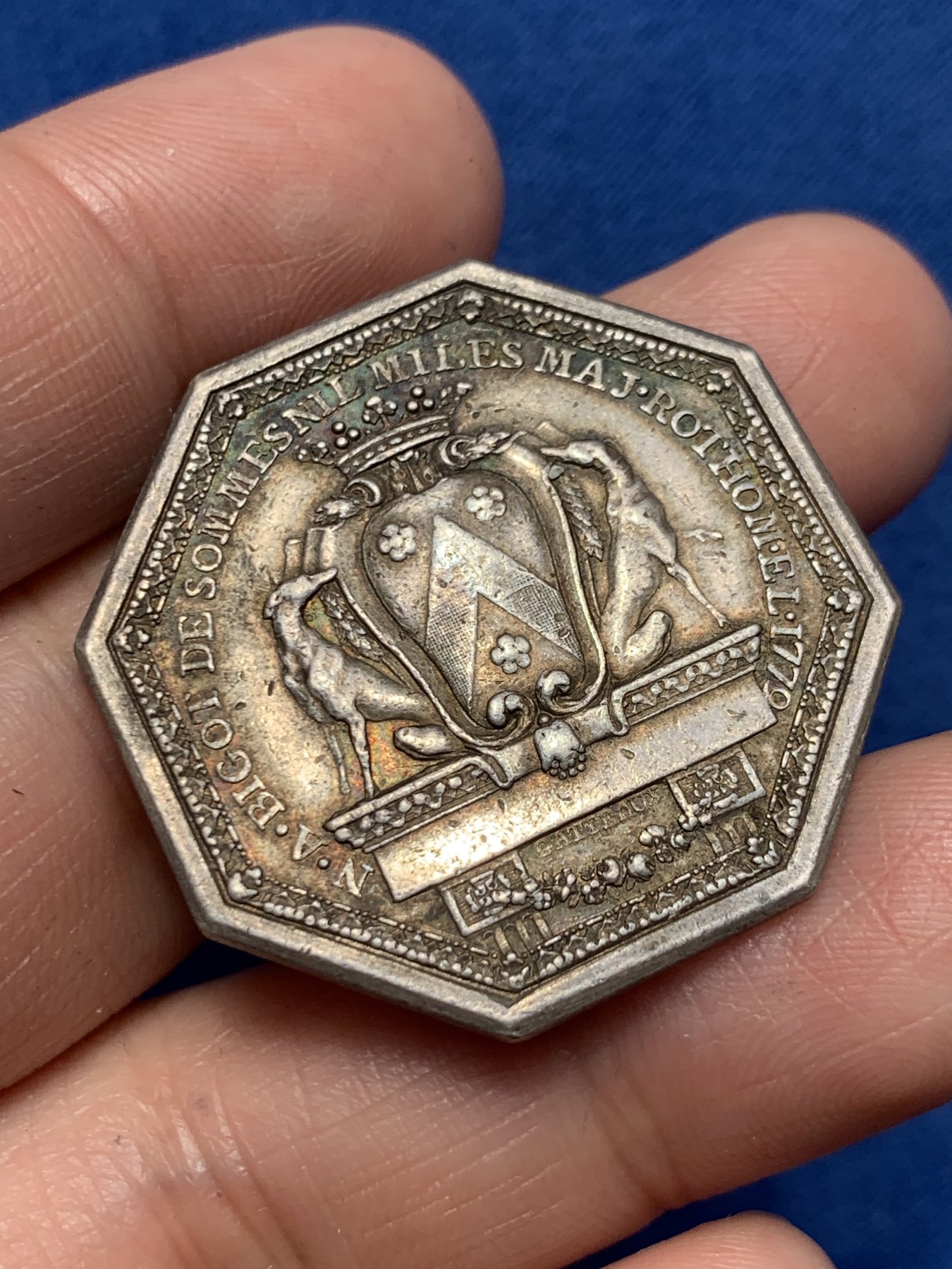 《竞宝斋》第250场-周日，周一 ，周二3场连拍 (全场包邮) 法国1779年带有鲁昂市市长Nicolas-Antoine Bigot纹章的八角银质代币，16.39g，34.2mm，早期无边铭