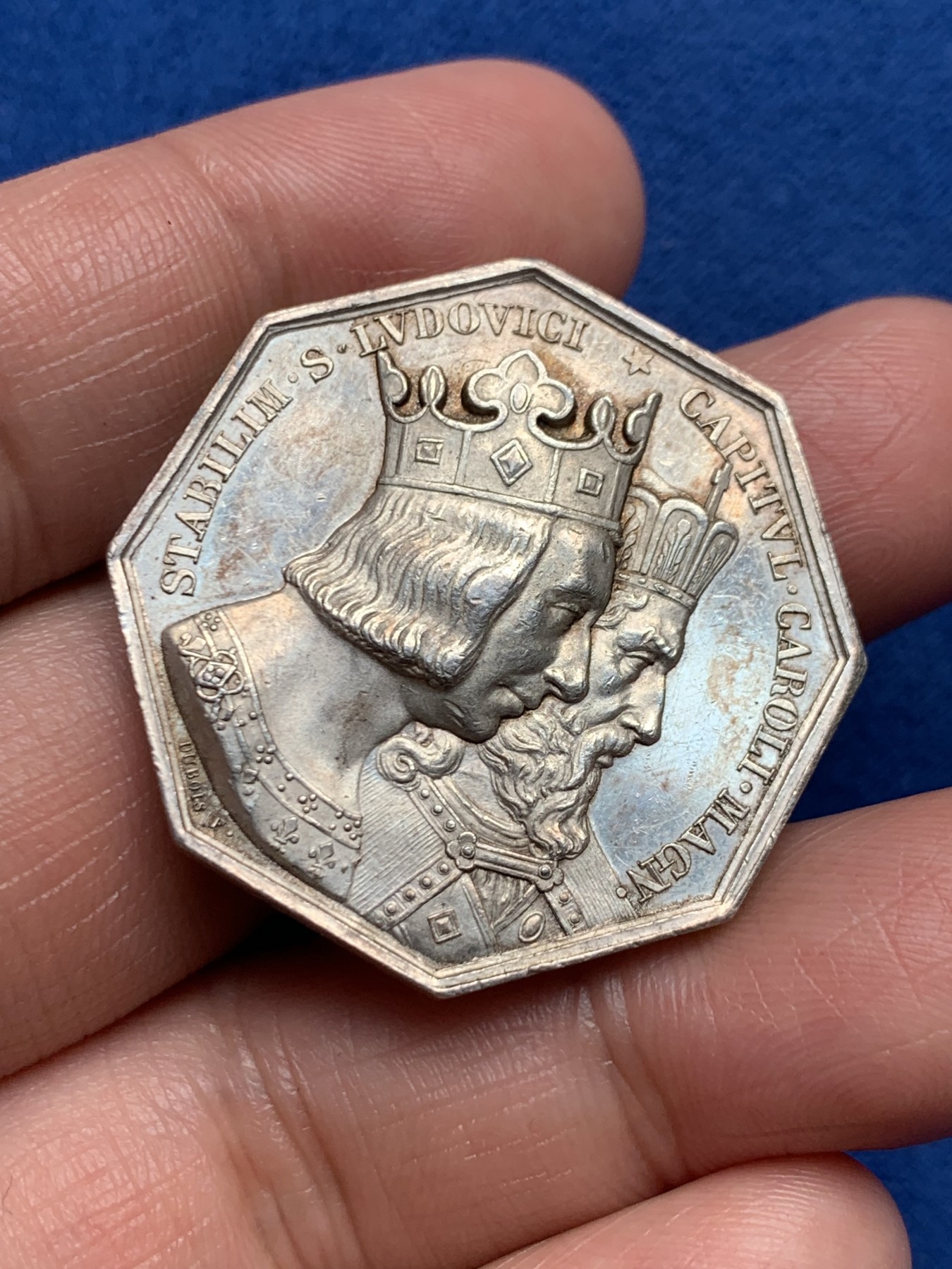 《竞宝斋》第250场-周日，周一 ，周二3场连拍 (全场包邮) 法国勒阿弗尔公证人八角银质jeton，圣路易与查理曼，20.31g，34mm，手指边铭