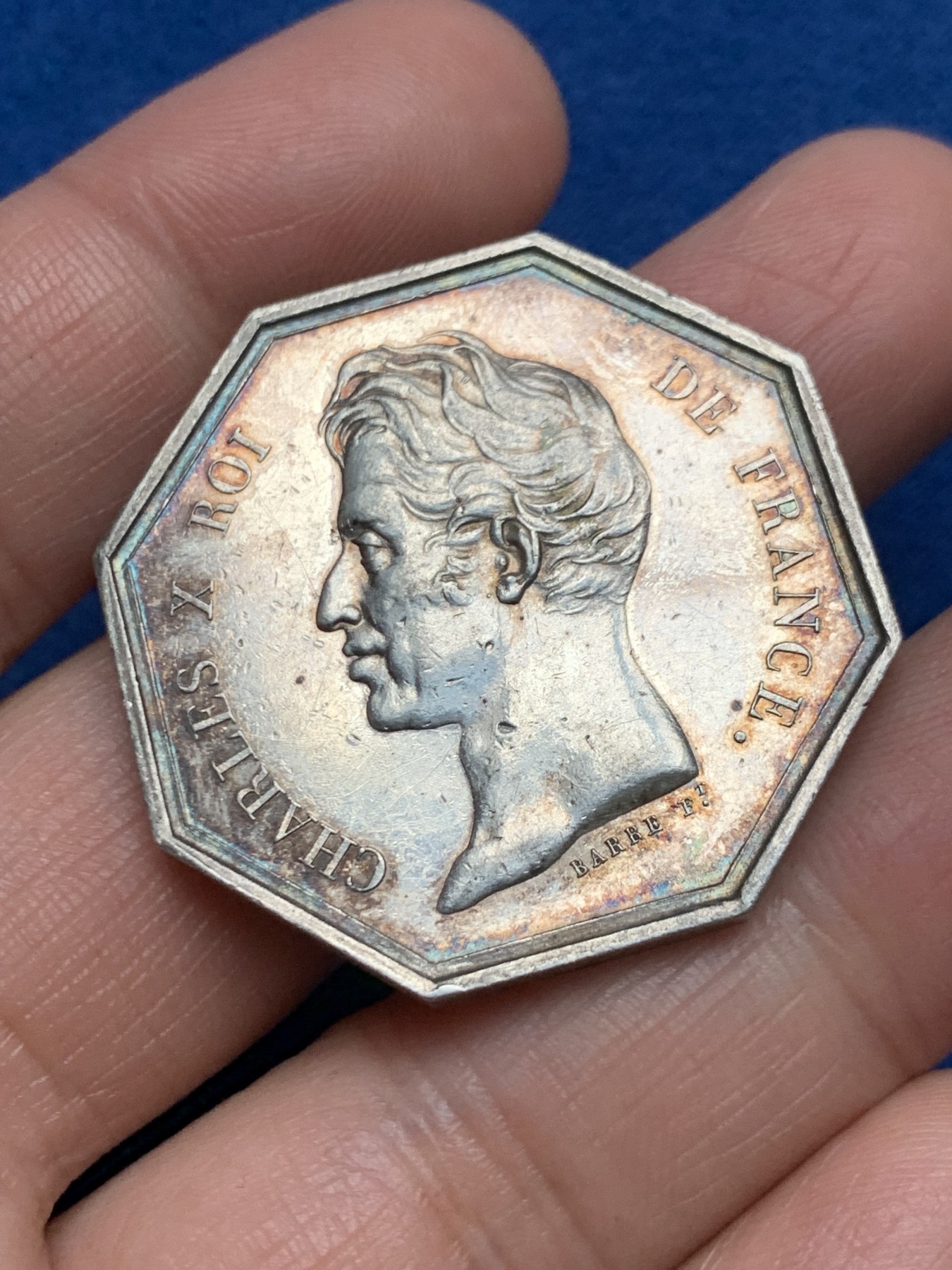 《竞宝斋》第250场-周日，周一 ，周二3场连拍 (全场包邮) 法国海外省份瓜德鲁普银行八角银代币，背面细节丰富，五彩环绕，非常罕见的八角，17.69g，35.7mm，早期无边铭