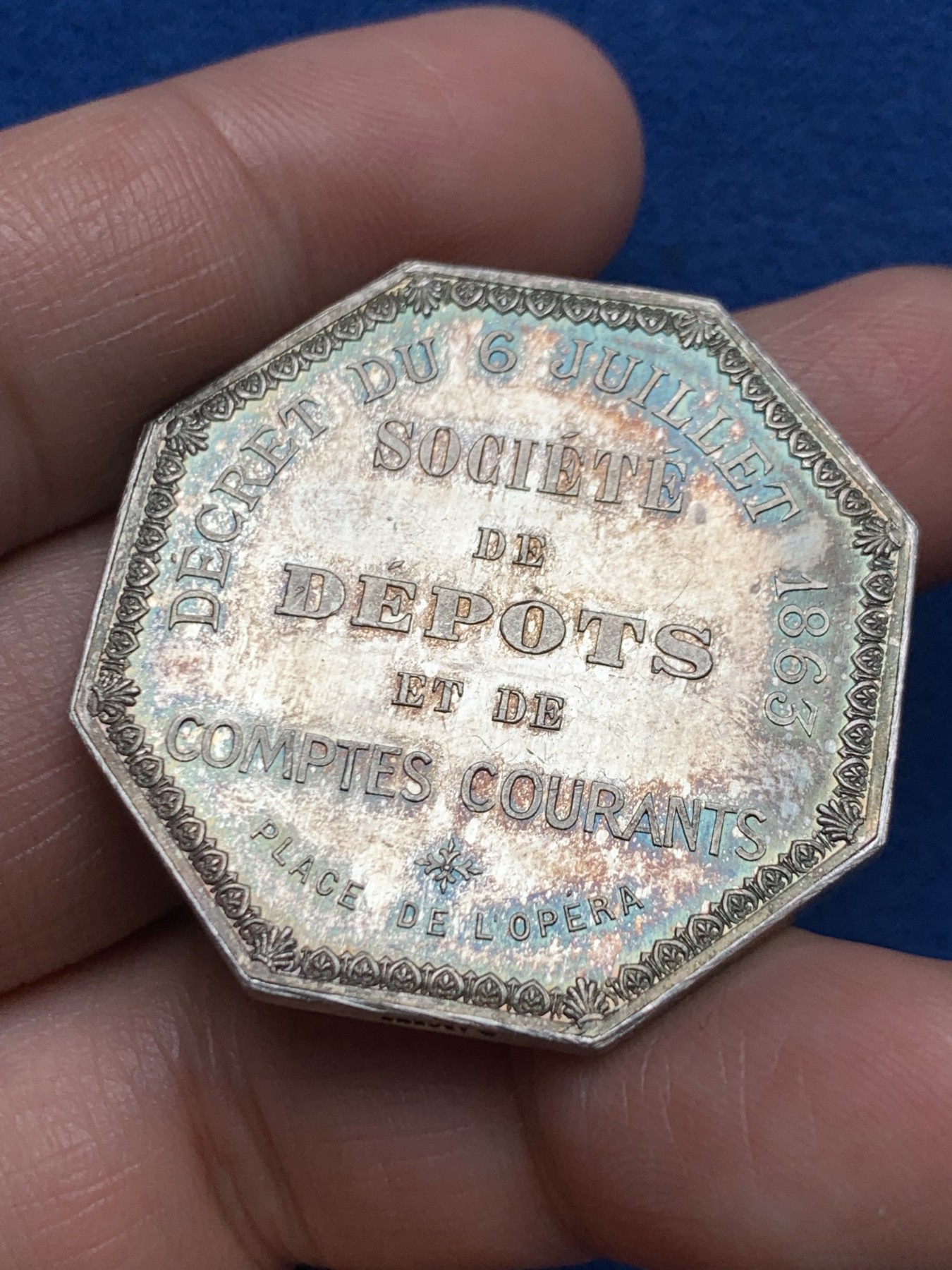 《竞宝斋》第250场-周日，周一 ，周二3场连拍 (全场包邮) 法国1863年存款和活期账户公司八角银代币，巴黎歌剧院建筑，重22.94克，对边直径37.7毫米，蜜蜂边铭，尺寸大，磨损少，好品难得